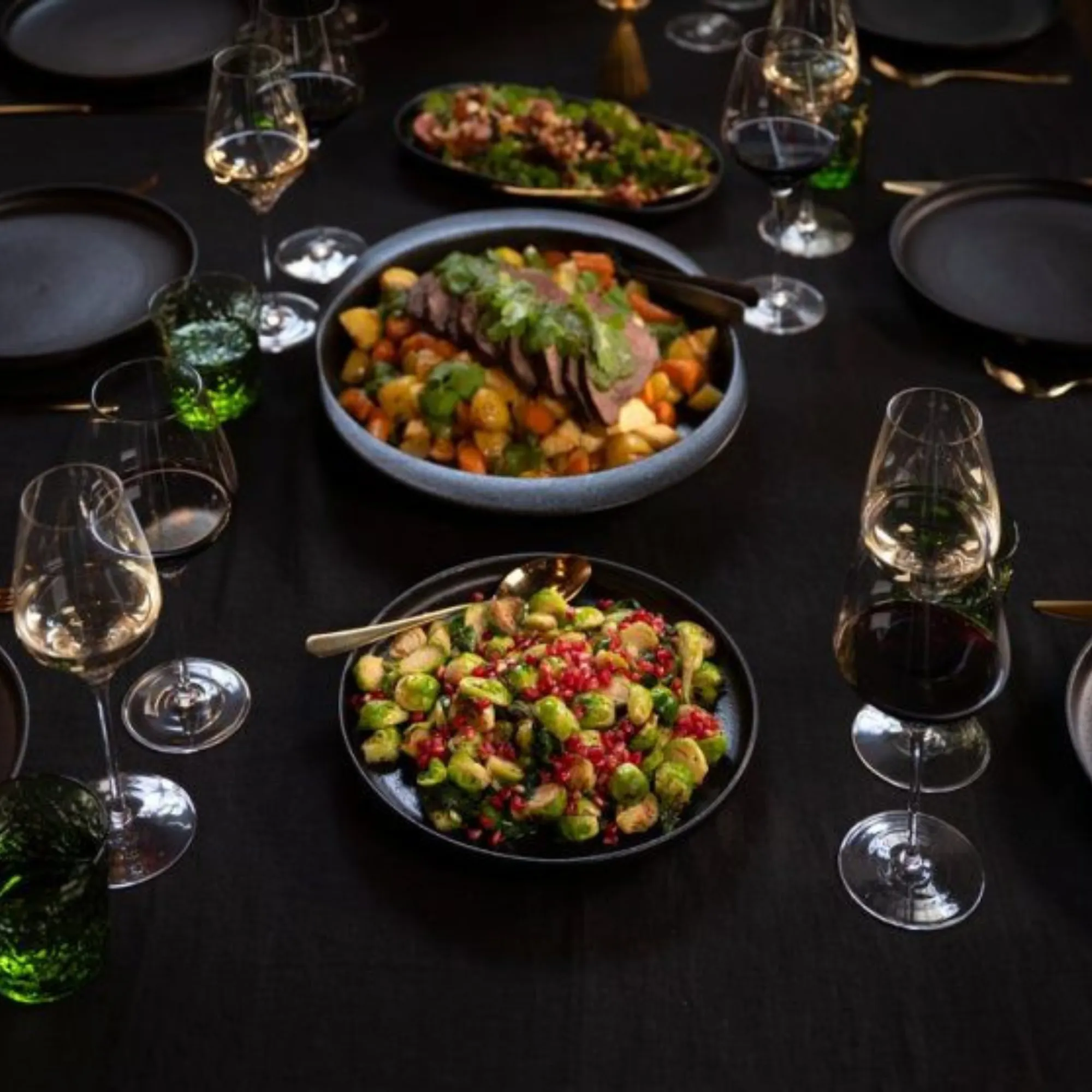 image jedzenie, sałatka, danie na talerzu, nakrycie stołu, kieliszek wina