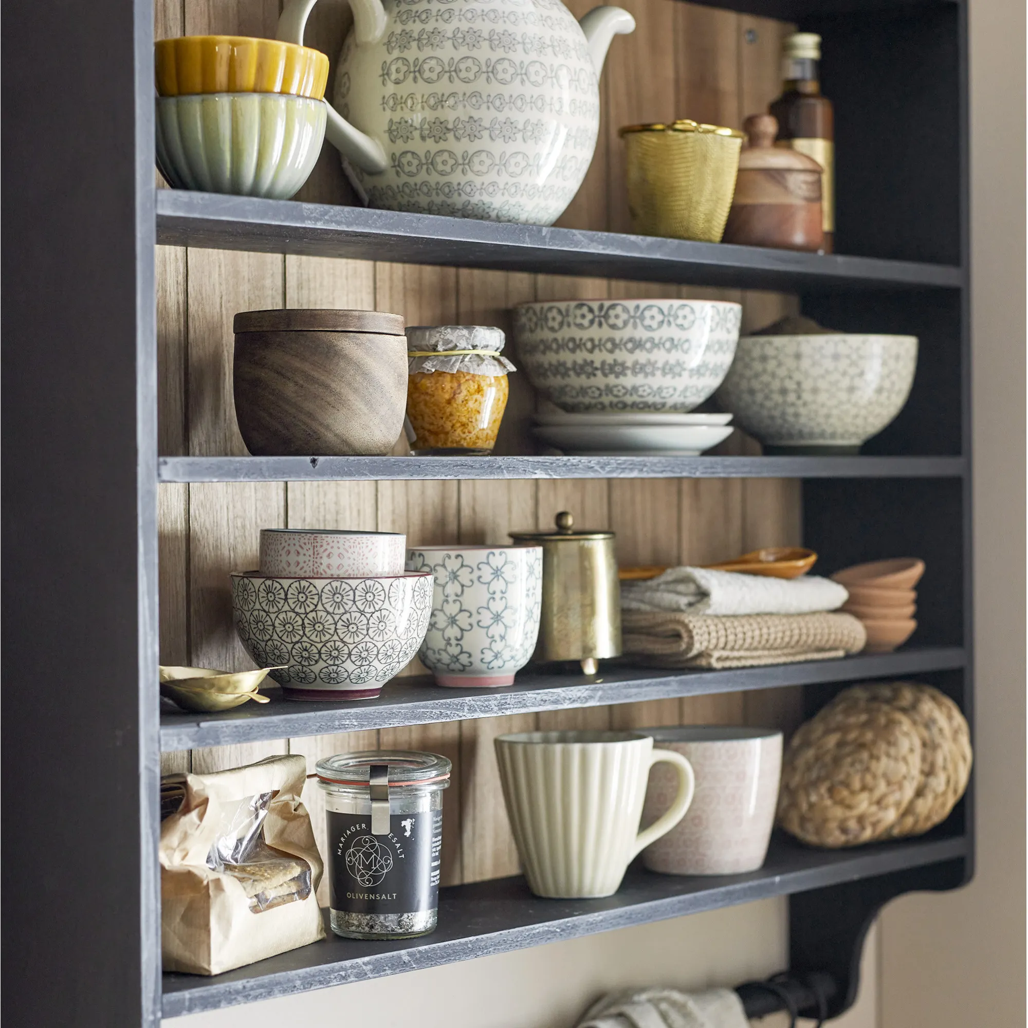 ceramic bowls, kubki ceramiczne, słoik, czajnik, regał dekoracyjny