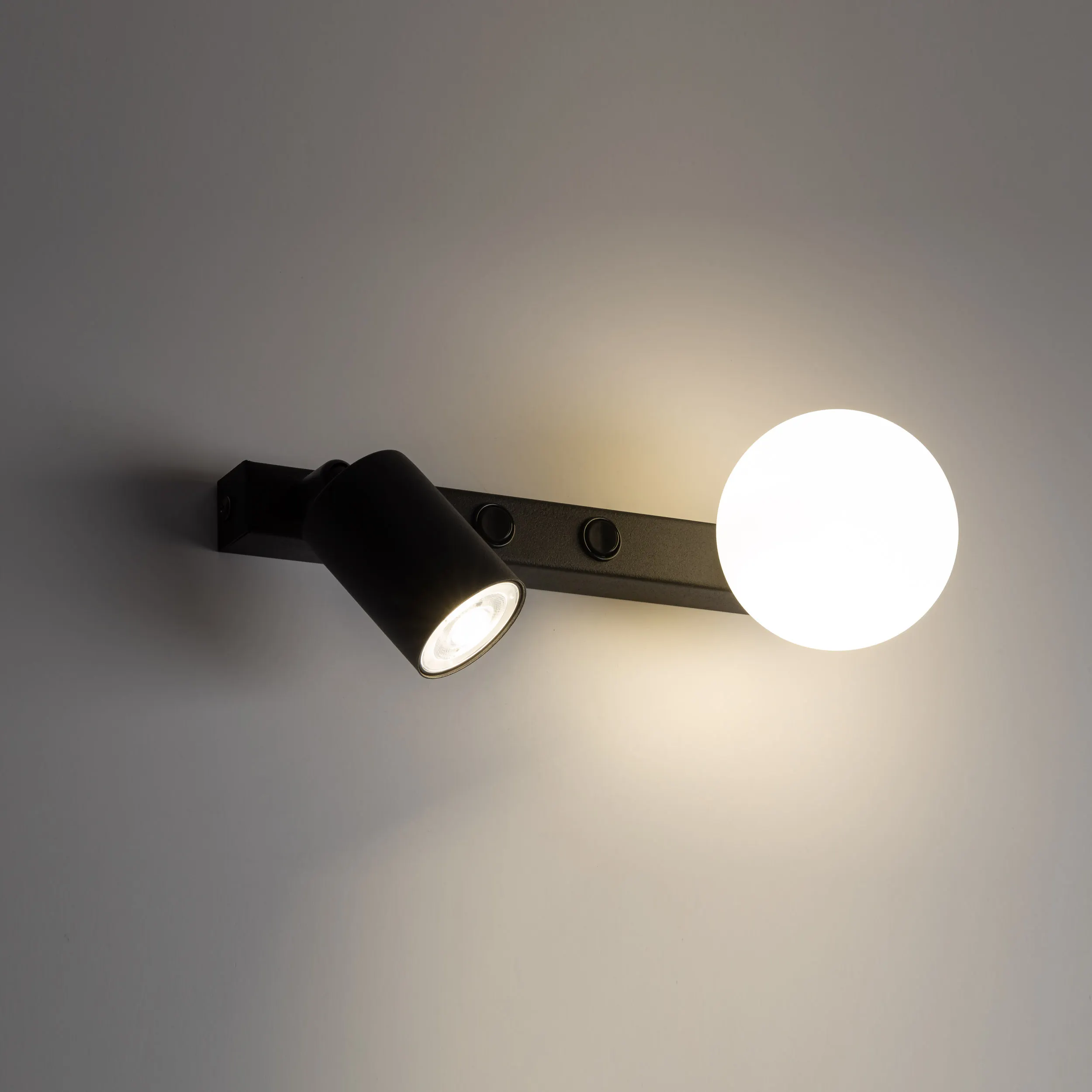 Kinkiet VOX czarny na metalowej listwie biały okrągły szklany klosz regulowana lampka do czytania 2 niezależne przełączniki 35x14cm - TK_10148