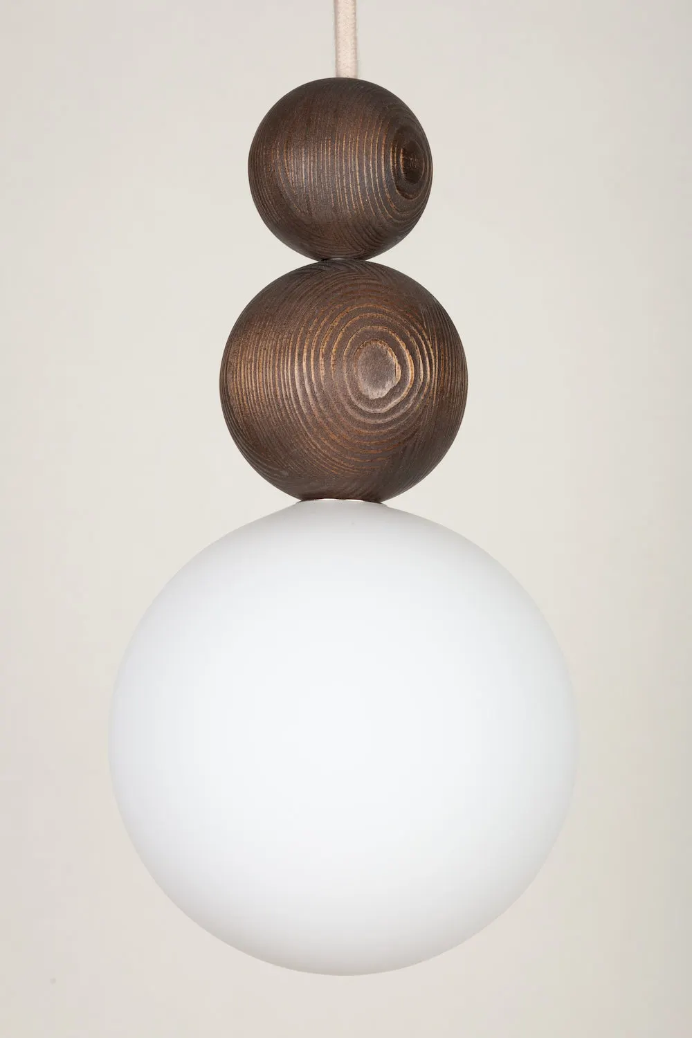 image lampa wisząca, kule drewniane, kule dekoracyjne, globowy klosz, bielone drewno
