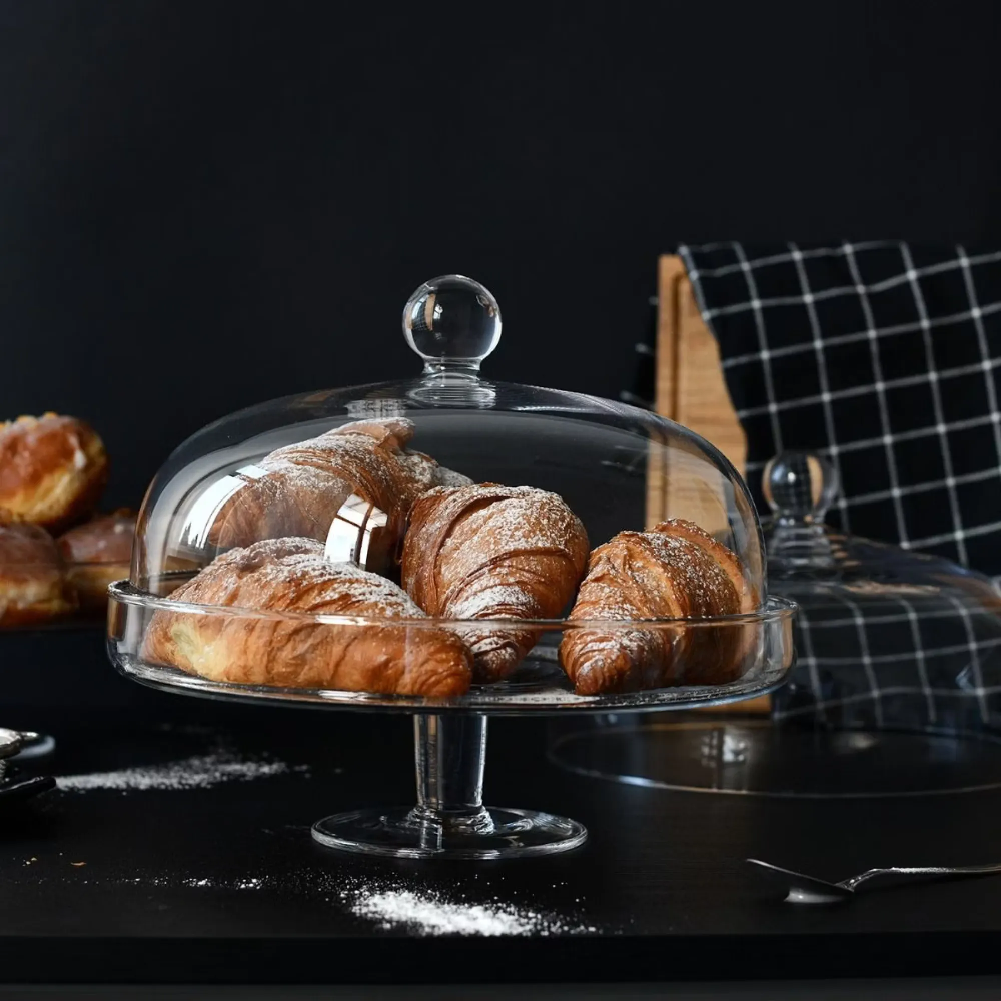 croissants, szklany pokrywka, ciastka, odrobine cukru?, wyrób piekarniczy