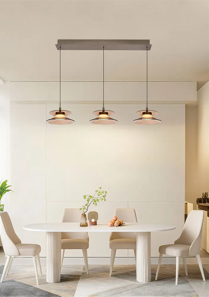 image kredensowy stół, stół jadalniany, kinkiety wiszące, oświetlenie sufitowe, różowy design