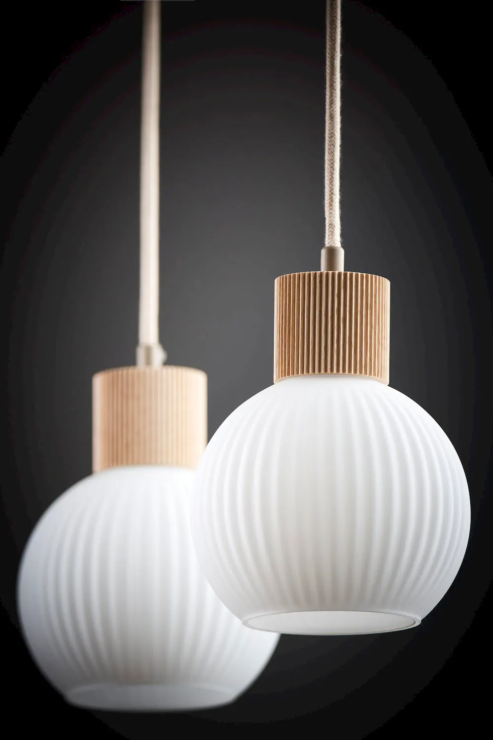 lampa wisząca, kula, szklana lampa, drewniana zdobienie, koralowa oprawa