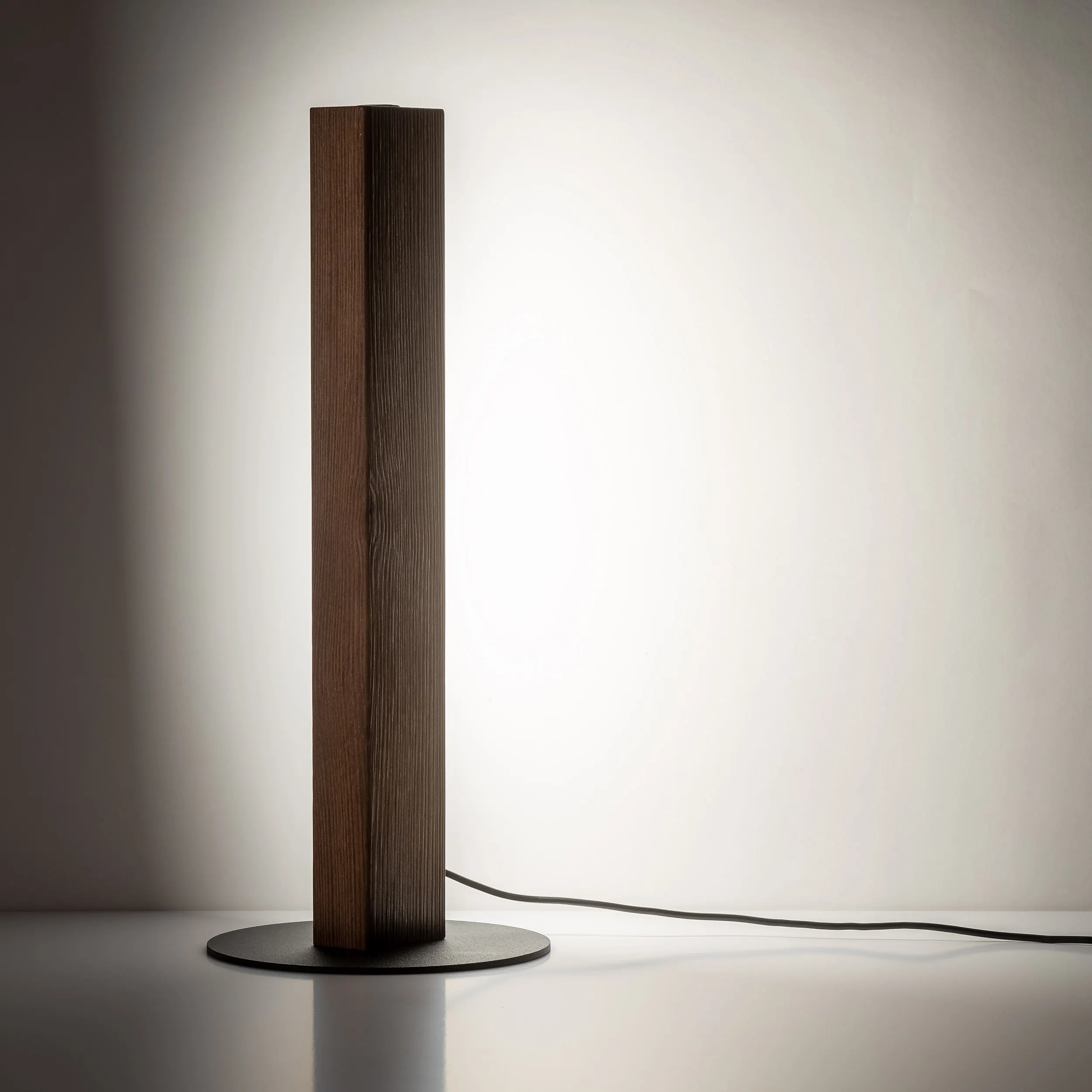 Lampka nocna TEO LED 15W orzech drewniana na czarnej okrągłej podstawie z włącznikiem - TK_1411