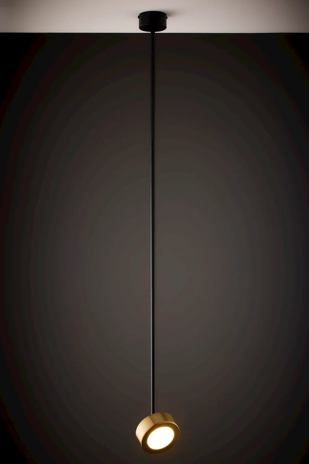 lampa wisząca, kinkiet?, oświetlenie, minimalistyczna, kolor złoty