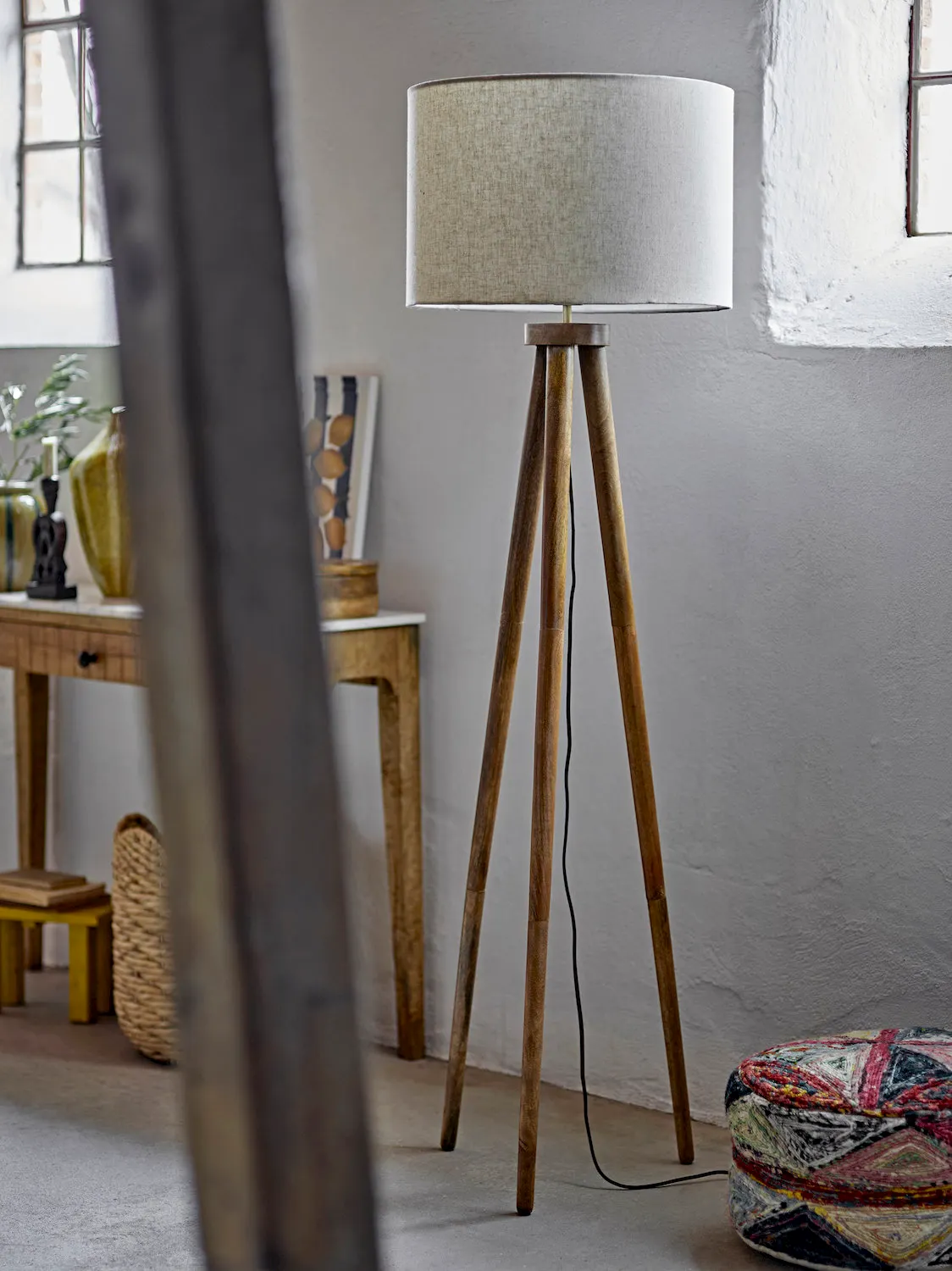 lampa stojąca, drewniana noga, lampa podłogowa, tkaninowy abażur, wnętrze skandynawskie