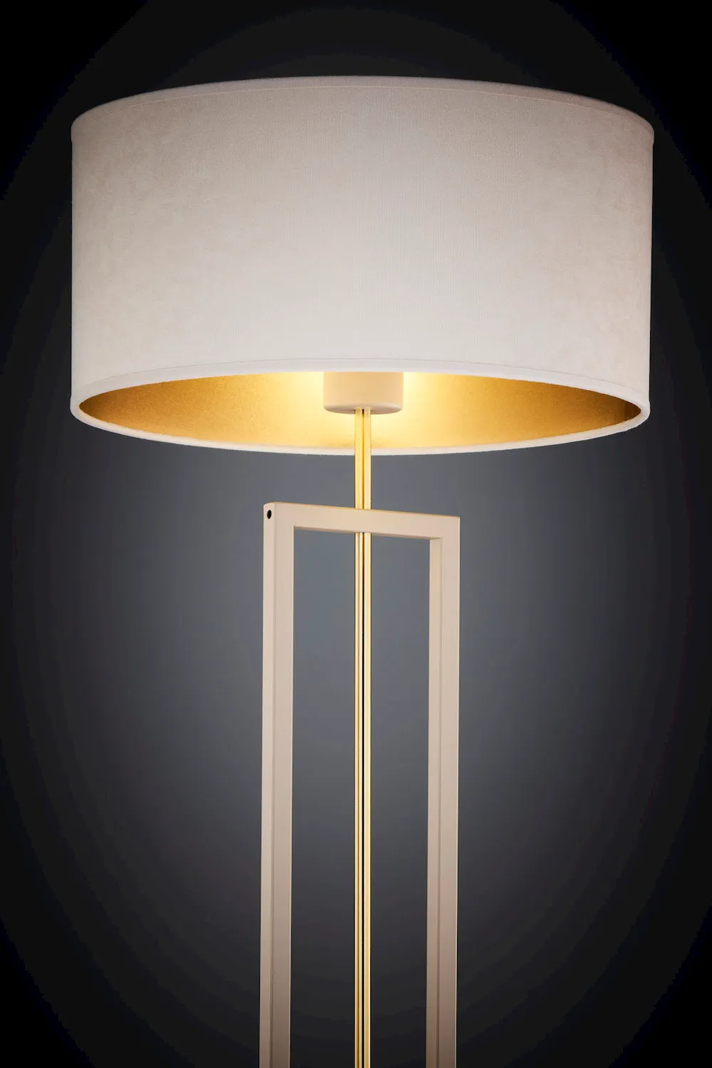 lampa stojąca, lampa podłogowa, metalowy stelaż, biała abażur, kolor złoty