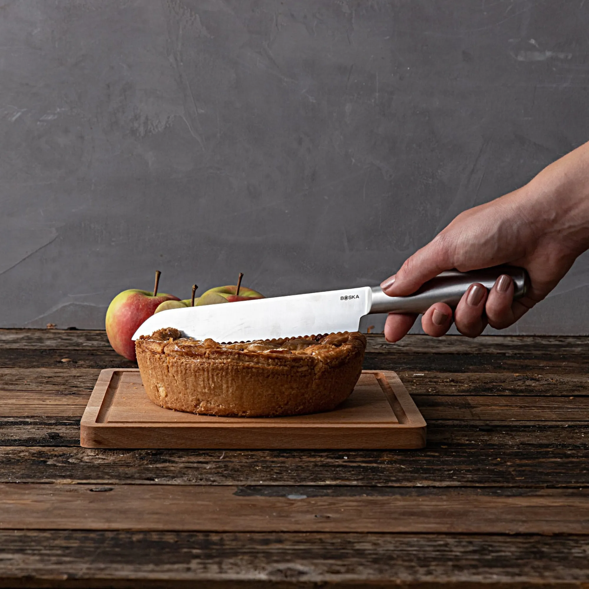 nóż kuchenny, stal nierdzewna, kawałek ciasta, jabłko, deska drewniana