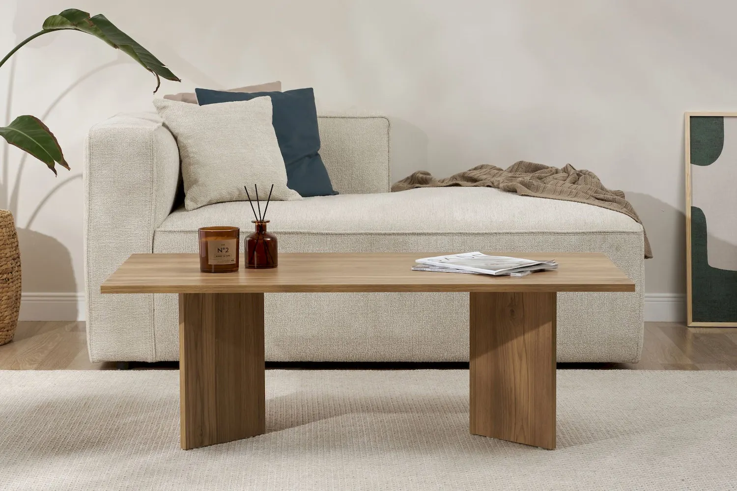 image sofa, kanapa, stolik kawowy, salon, dekoracyjne poduszki