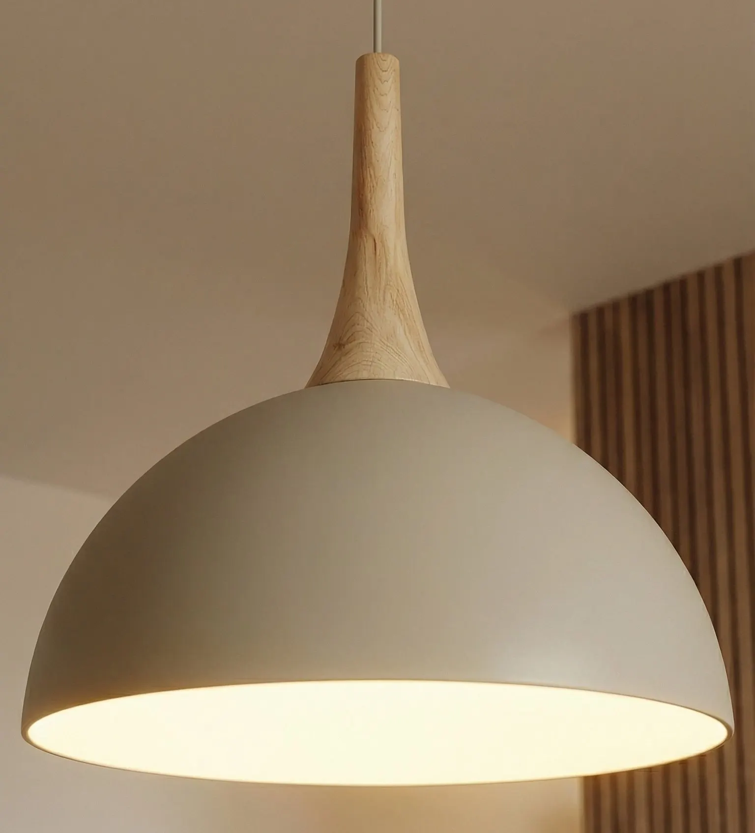 image lampa wisząca, korpus metalowy, drewniana podstawa, kolor kremowy, świetlówka wisząca