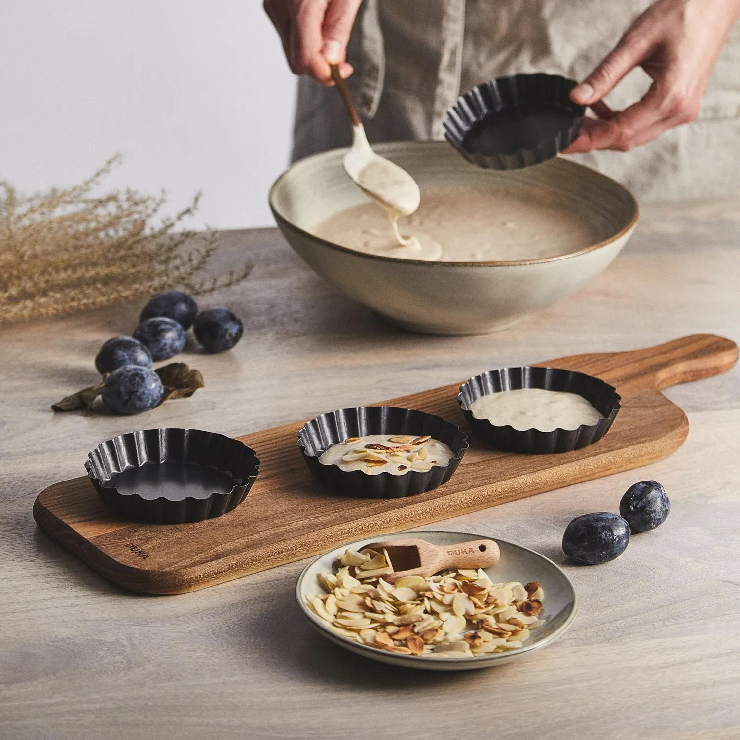 image forma do tart, tartlet molds, tart pans, płatki migdałowe, ciasto kremowe