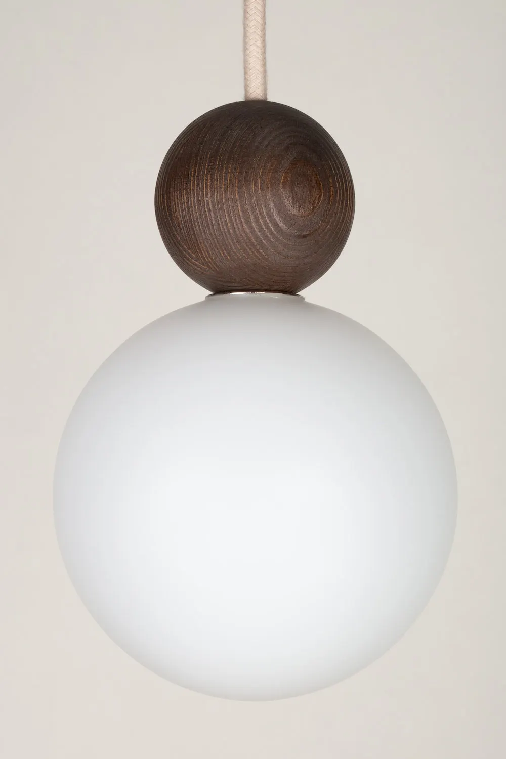 lampa wisząca, kula ceramiczna, drewniana podstawa, biała kulka, oświetlenie sufitowe