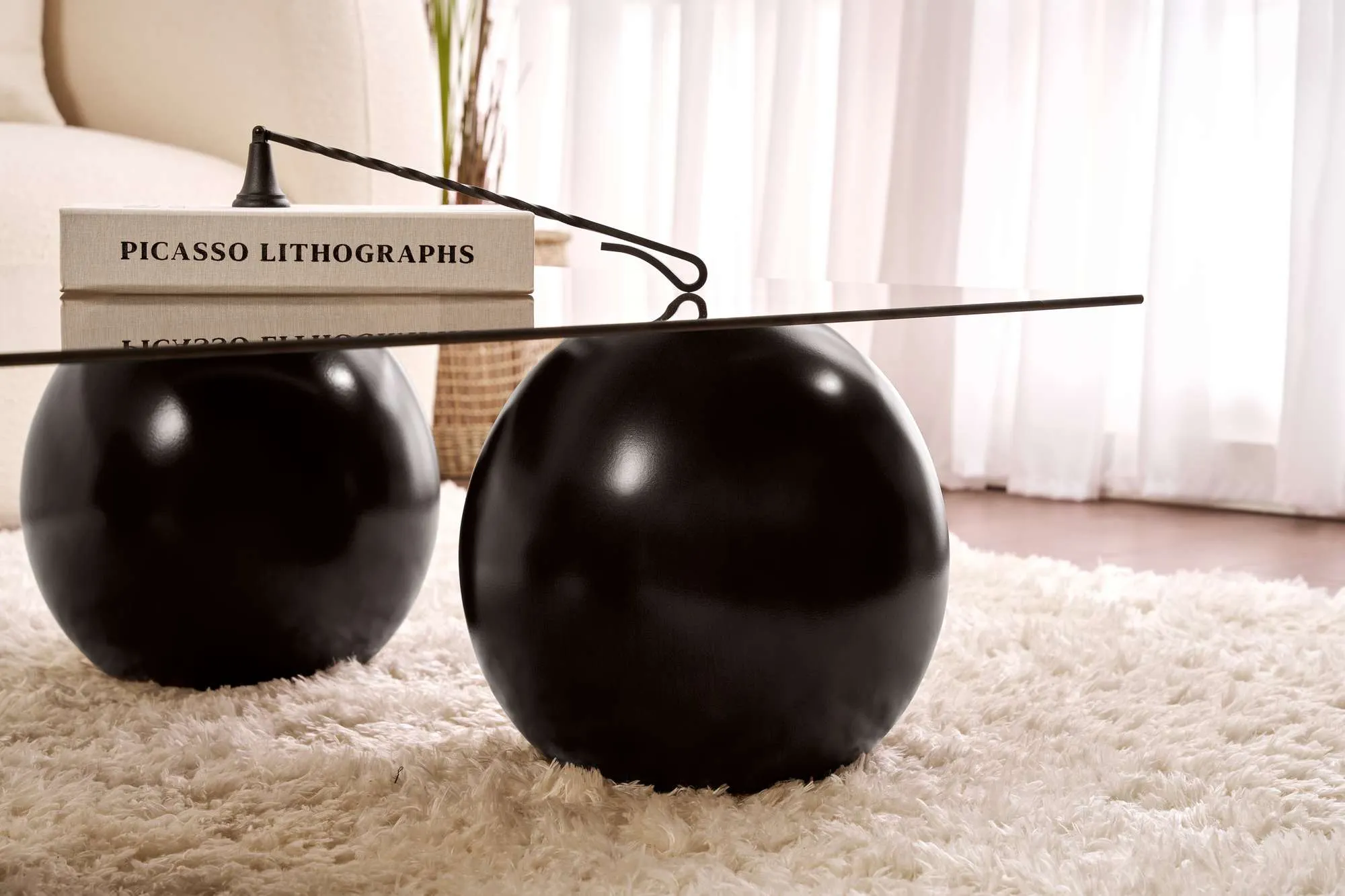 Stolik kawowy SERA 75x110 cm nogi czarne kule blat szklany brązowy - ASI_857NRD1121