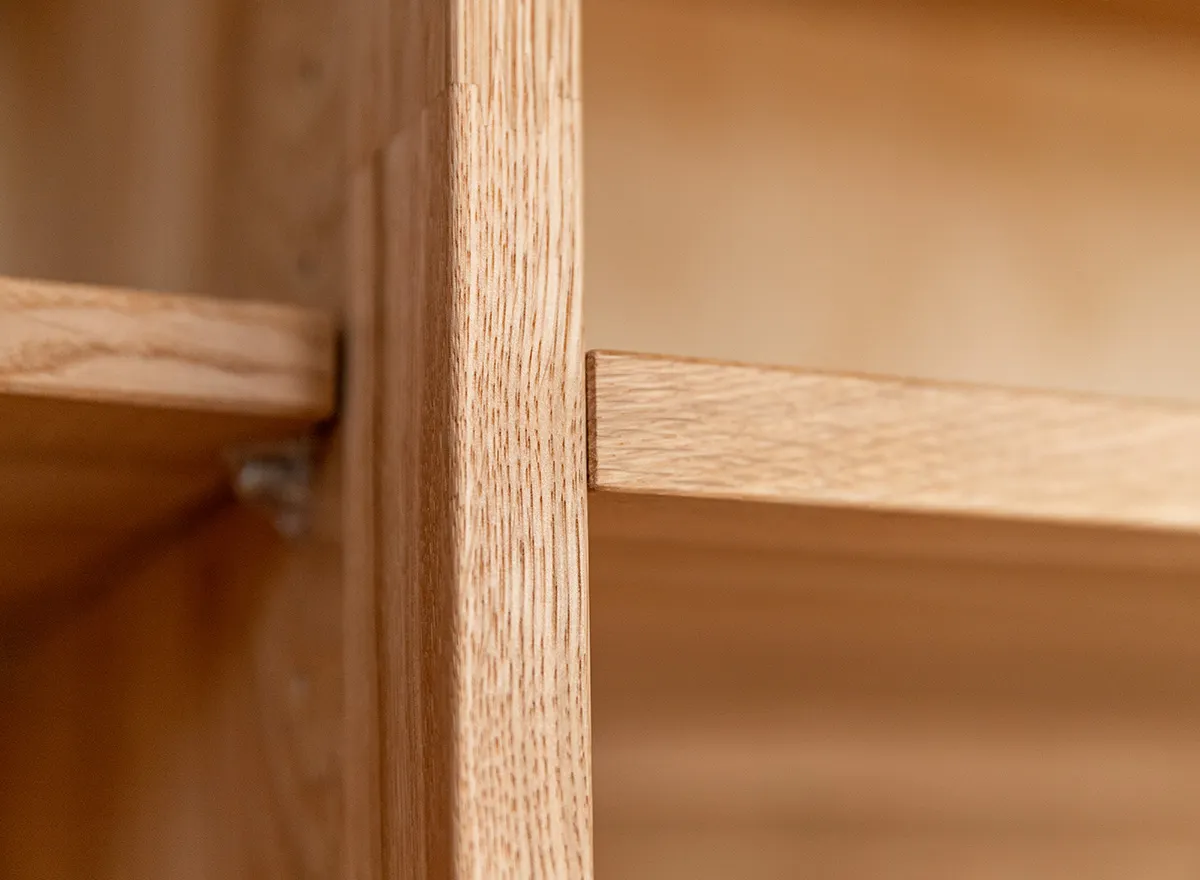 Witryna drewniana szklana DIVISIONE z oświetleniem prawa dąb olejowany - ZIDIV04R