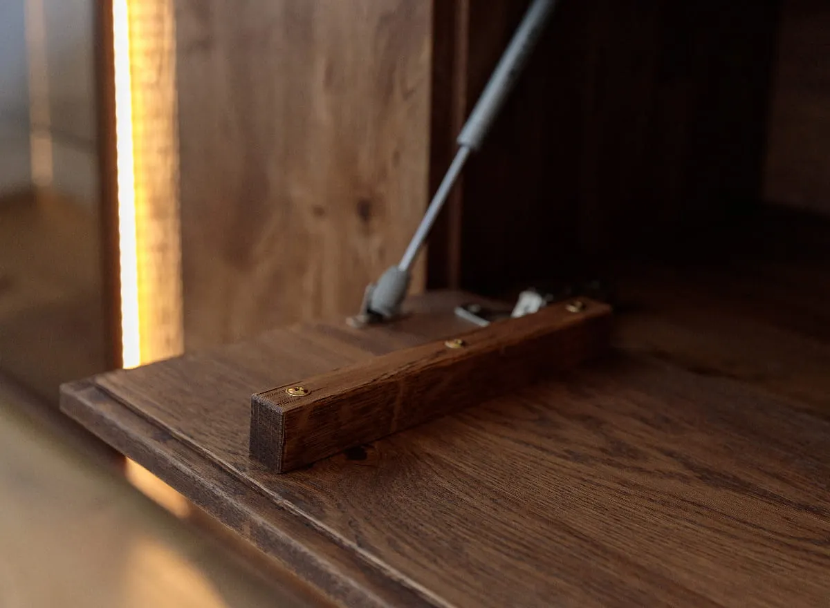 Komoda TV dębowa COLLODI z przeszkleniem i oświetleniem 165 cm - tabacco - ZICOL08T