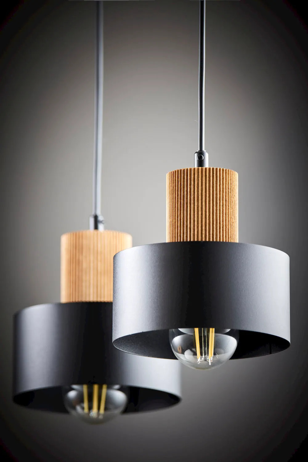image lamp, pendant, czarny abażur, drewniany element, żarówka