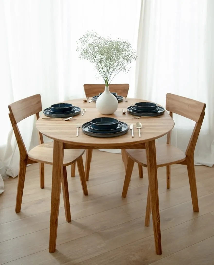 stół jadalniany, drewniany stół, okrągły stół, ustawienie stołu, waza z kwiatami