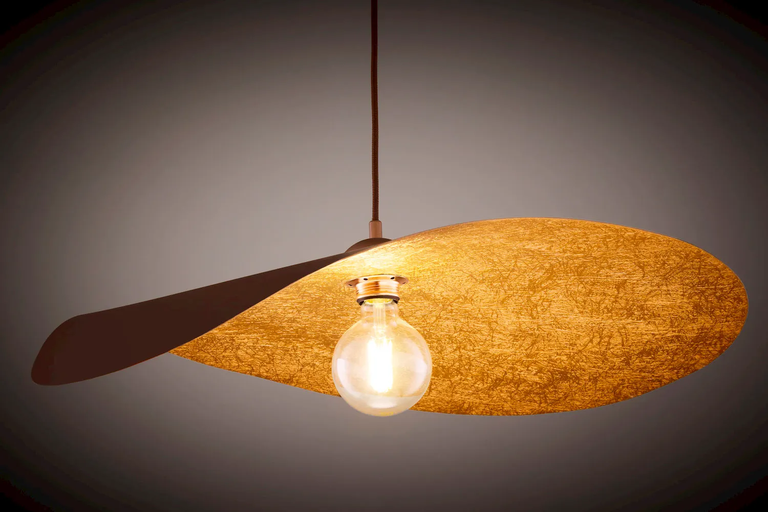 image lampa wisząca, żarówka, korpus drewniany, baldachin, oswietlenie sufitowe