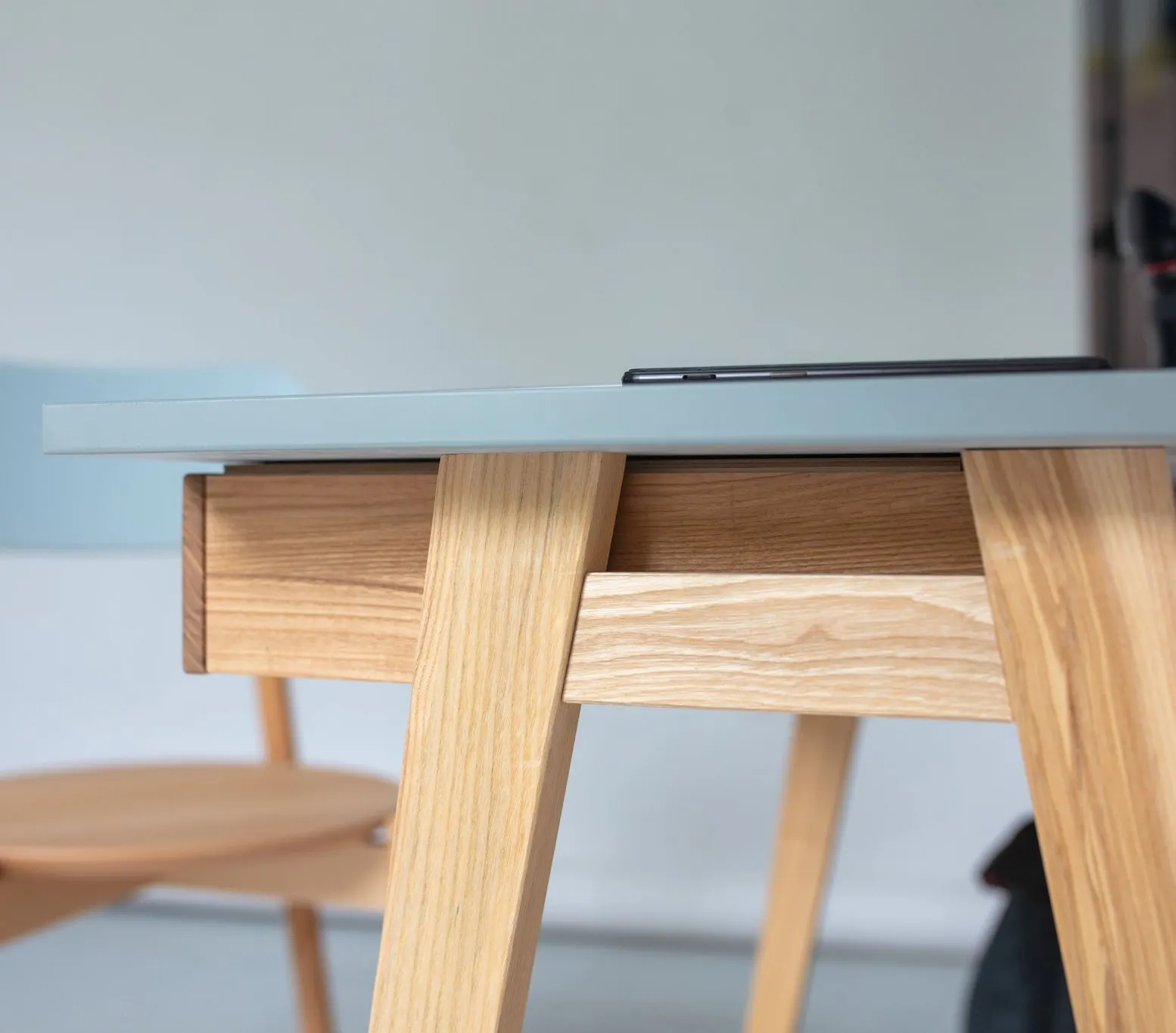 Biurko narożne z szufladą LUKA lewostronne 115x85 granatowy blat/drewniane nogi - RGB_CDLUK115_L