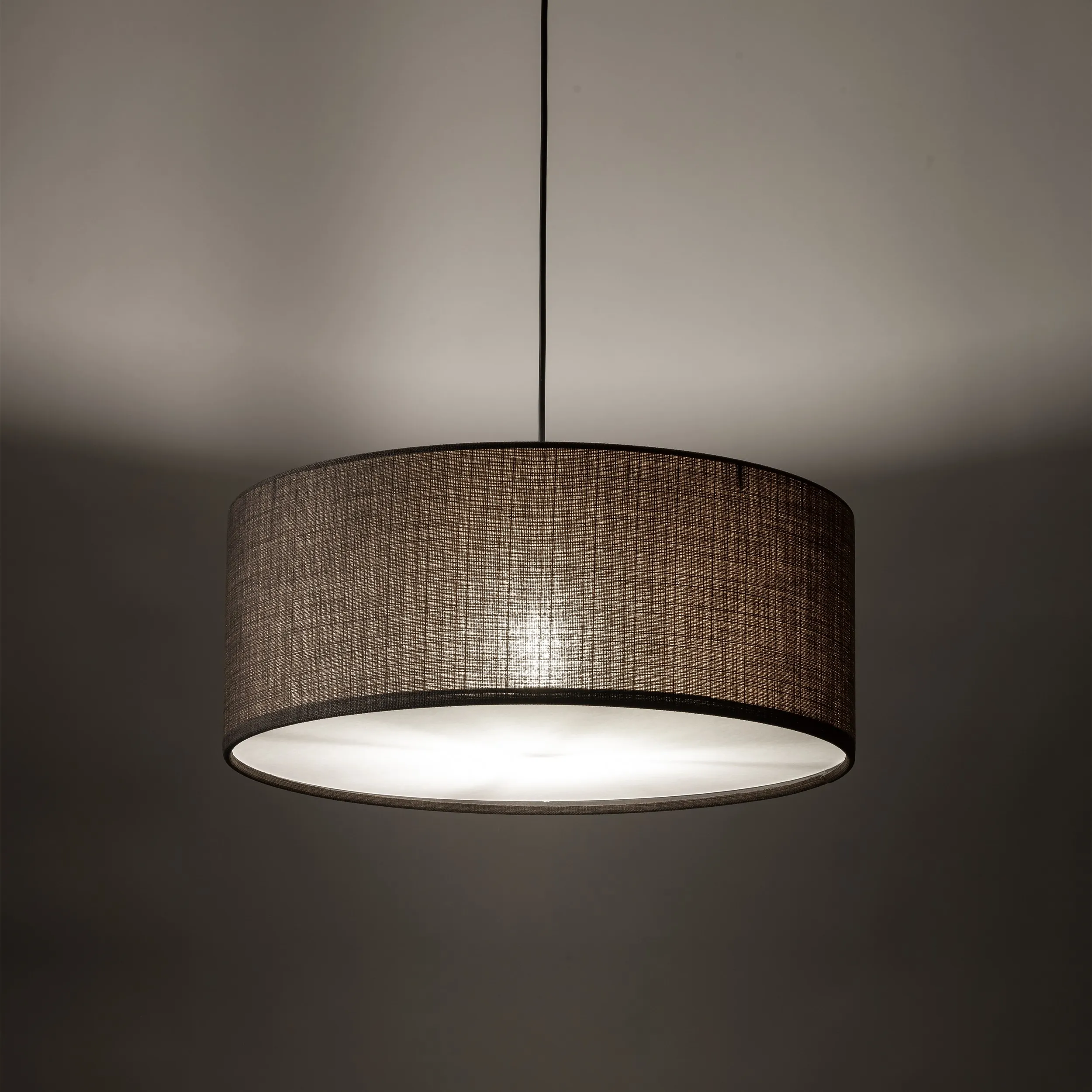 Lampa wisząca Earth na czarnym przewodzie i podstawie klosz okrągły brązowy z tkaniny z białym 110x50cm - TK_10101