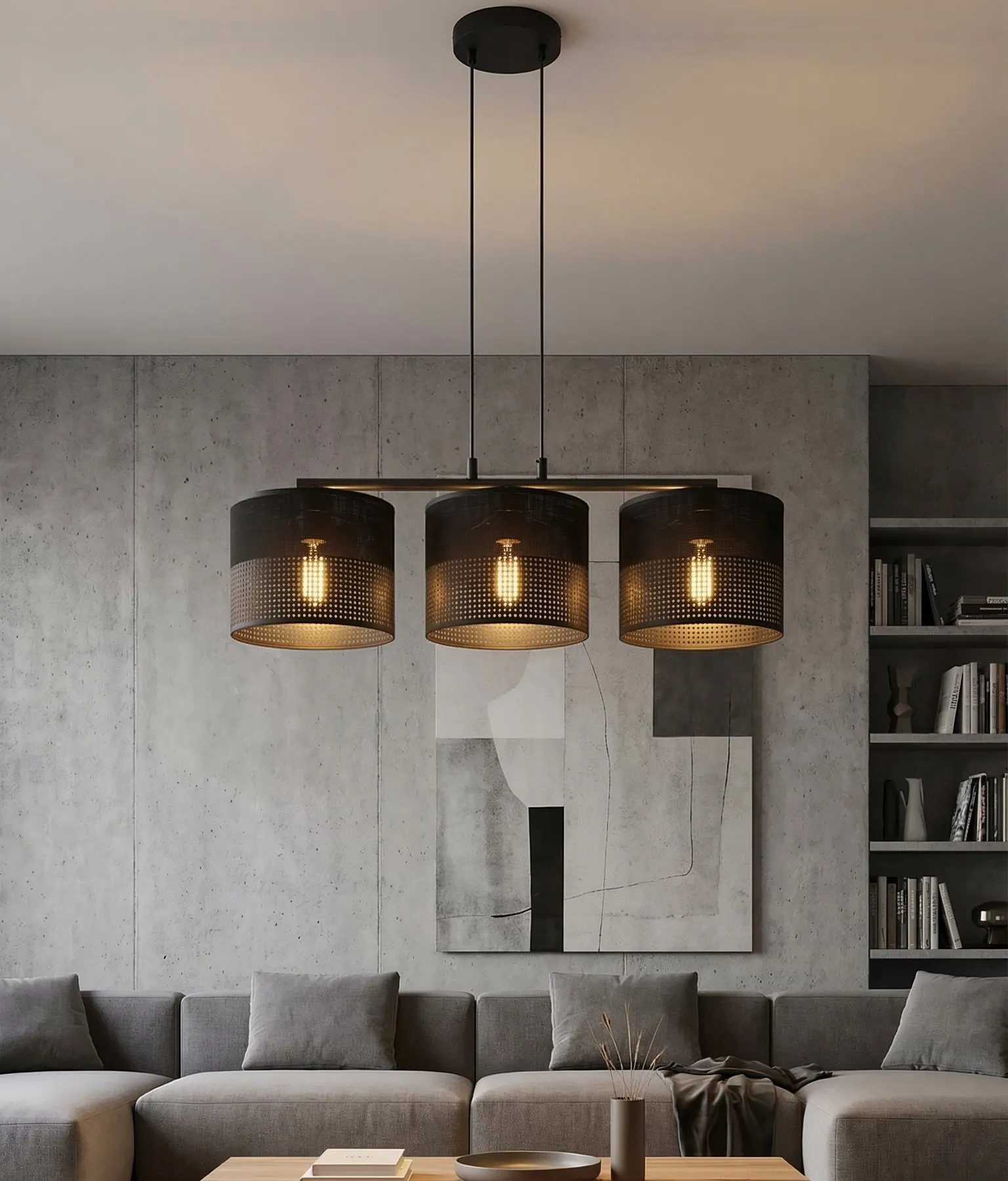 lampa wisząca, trzy-podłużne abażury, kinkiet sufitowy, drewniane półki, salon industrialny