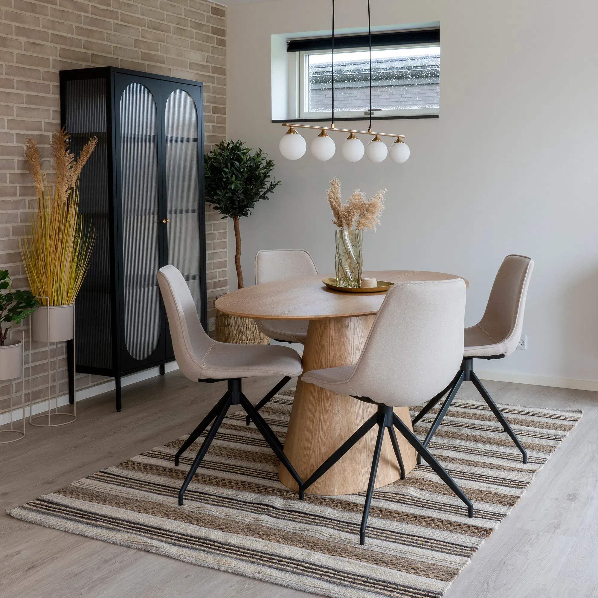 Zestaw do jadalni BOLTON (stół FI 120 + 4 krzesła) - - fornir jesionowy naturalny, tkanina - jasny beż - 7771090-S