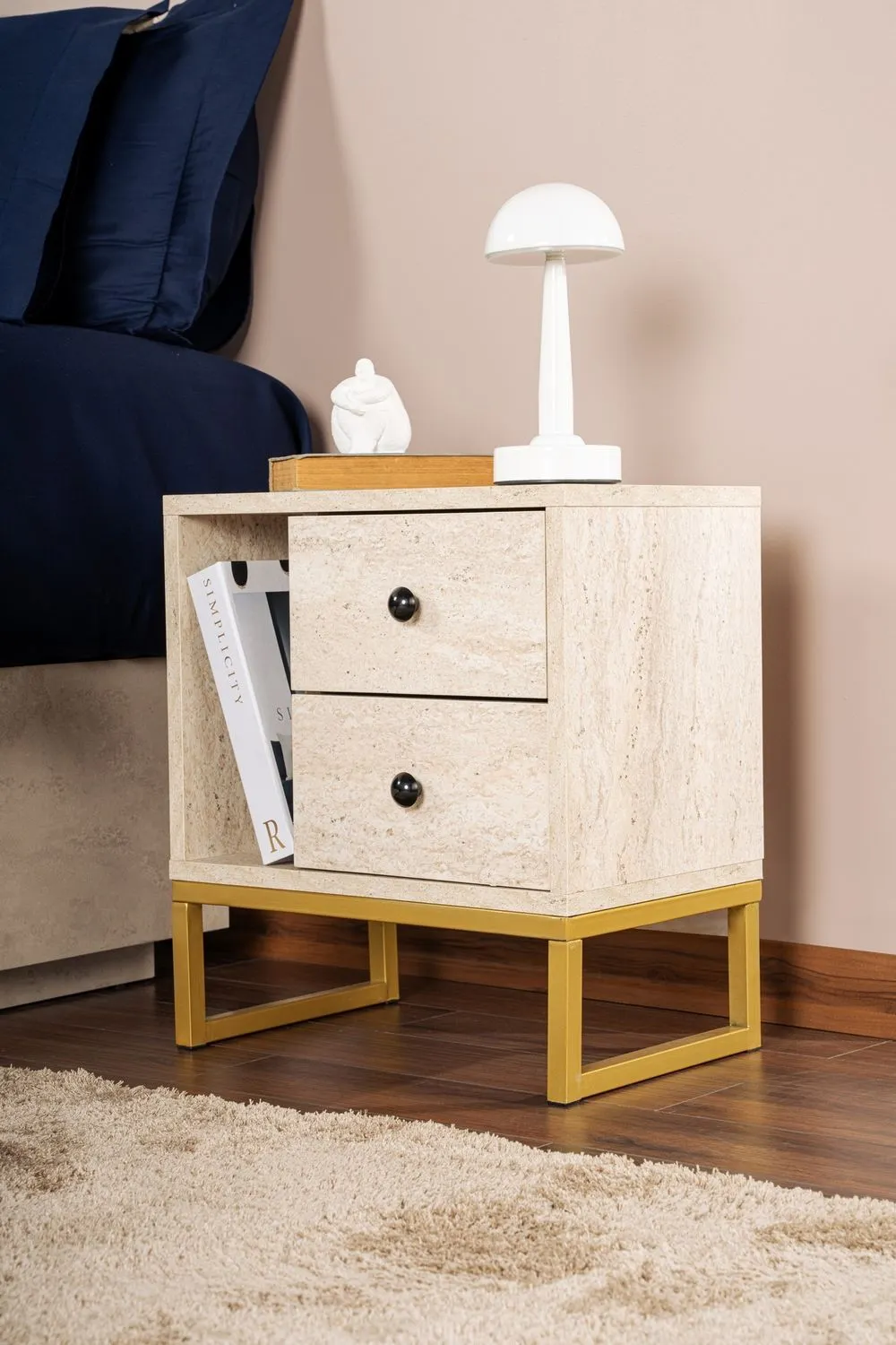 Szafka nocna trawertynowa z 2 szufladami i wnęką GLIMMER beżowa złoty stelaż - ASI_241NRD1410