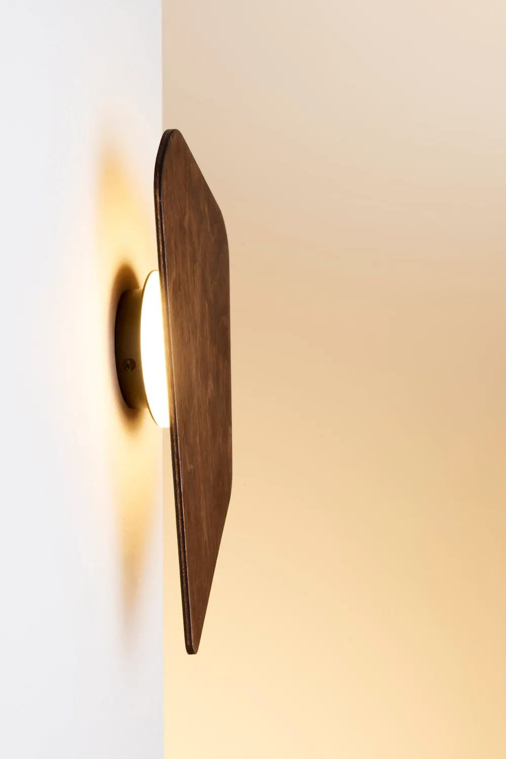 lampa ścienna, kinkiet, drewniana, okrągłe światło, podświetlenie ścienne