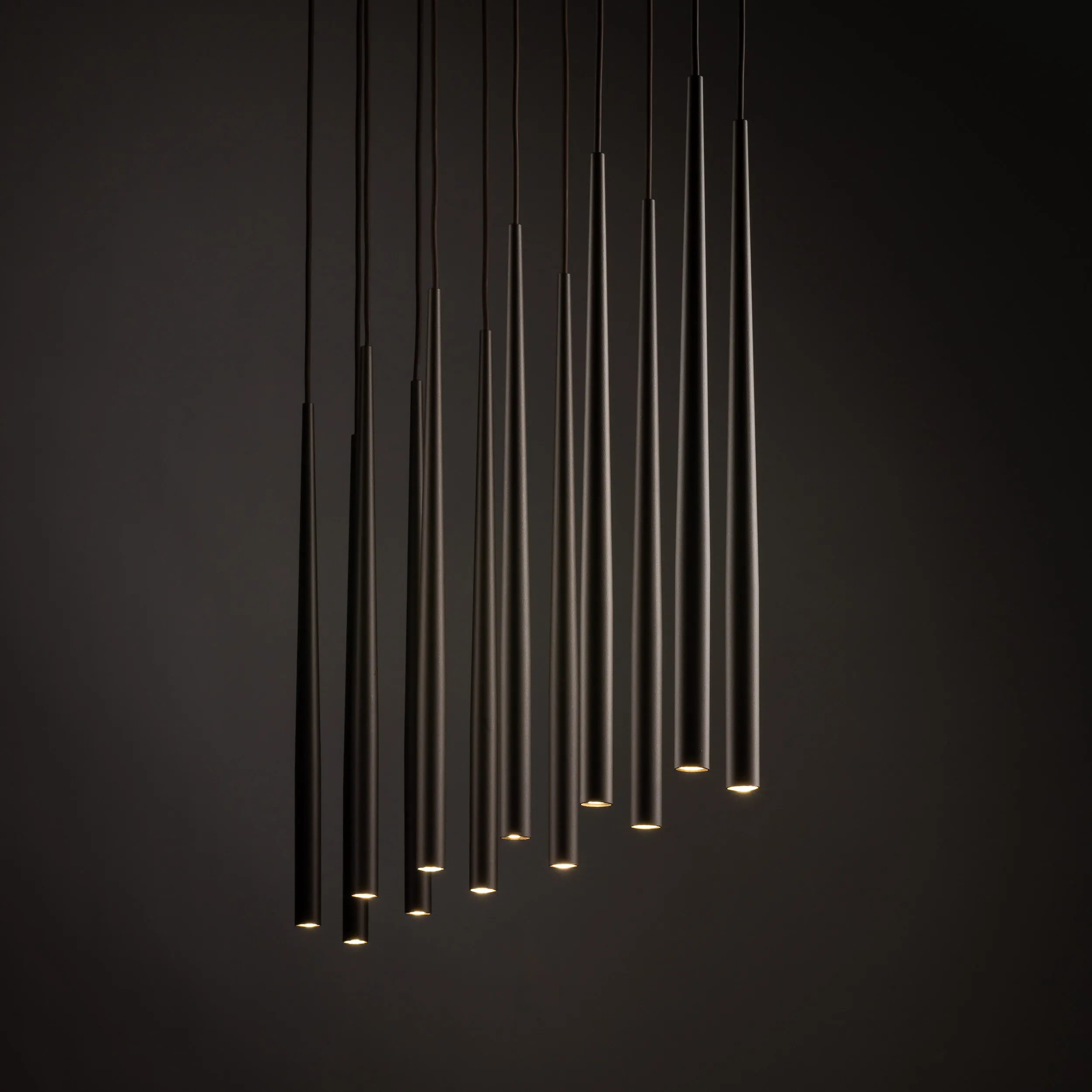 Lampa wisząca PIANO brązowa 12 smukłych eleganckich reflektorów na metalowej listwie 140x120x12cm - TK_10111