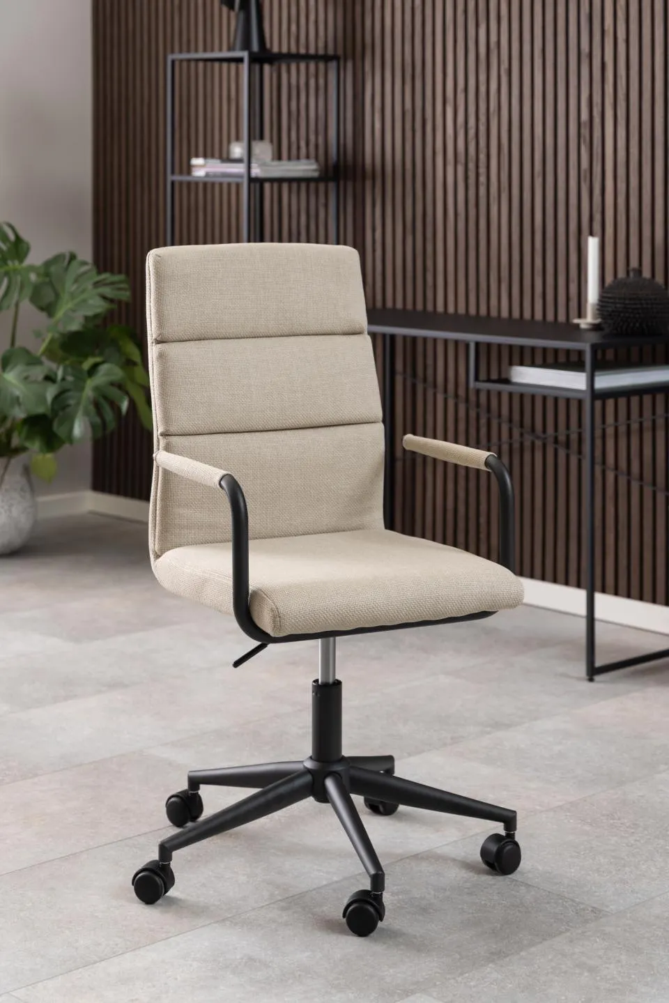 fotel biurowy, krzesło biurowe, puffowy design, podstawa stalowa, kolor beżowy