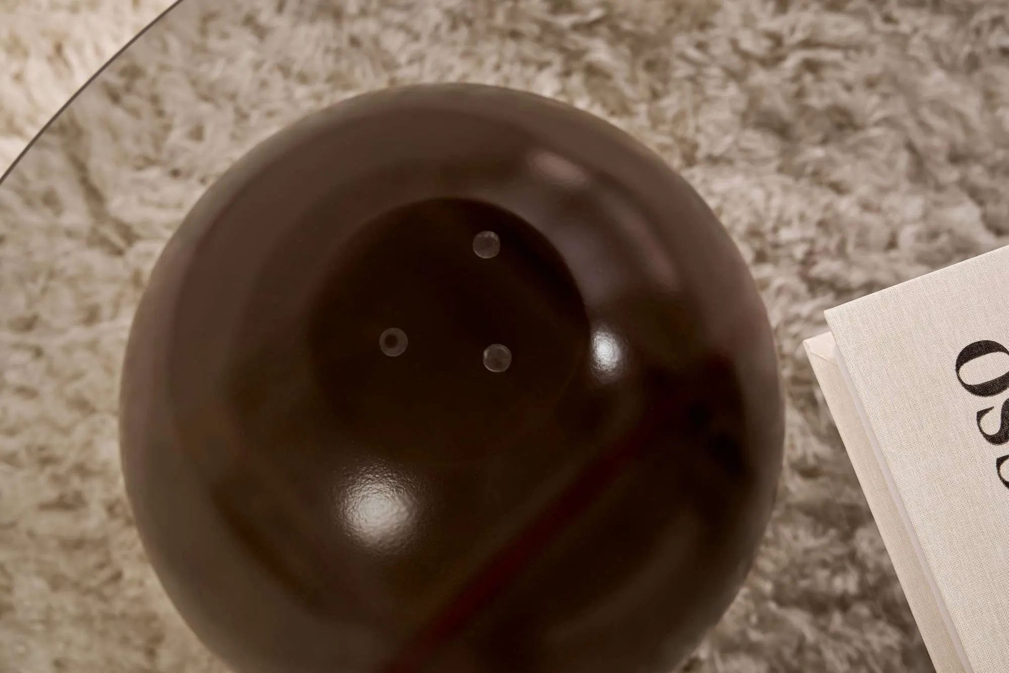 Stolik kawowy szklany okrągły MIRO 85 cm kuliste orzechowe nogi blat szary - ASI_857NRD1131