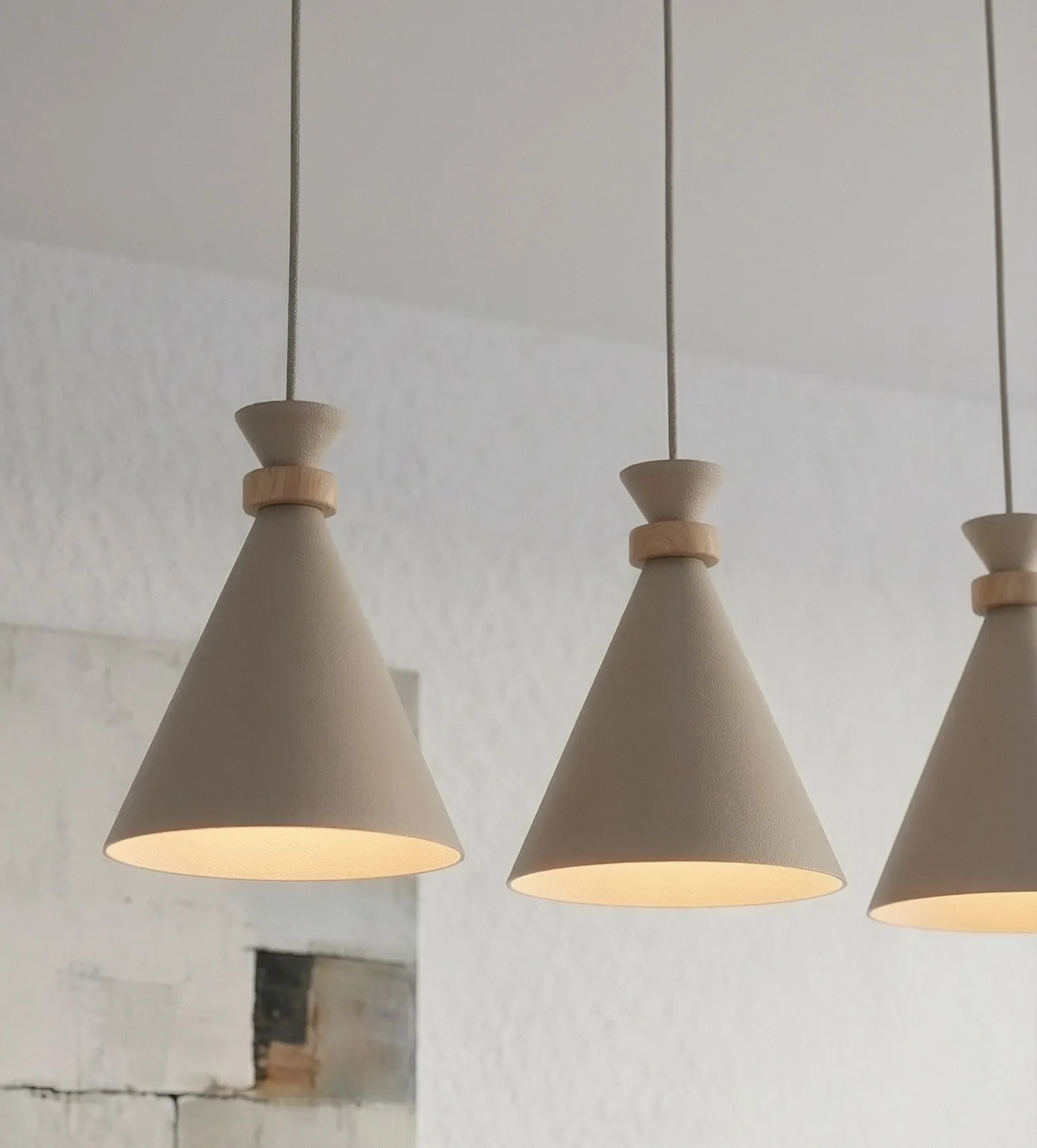 lampa wisząca, konstrukcja z drewna, pojedynczy abażur, kolor beżowy, oświetlenie sufitowe