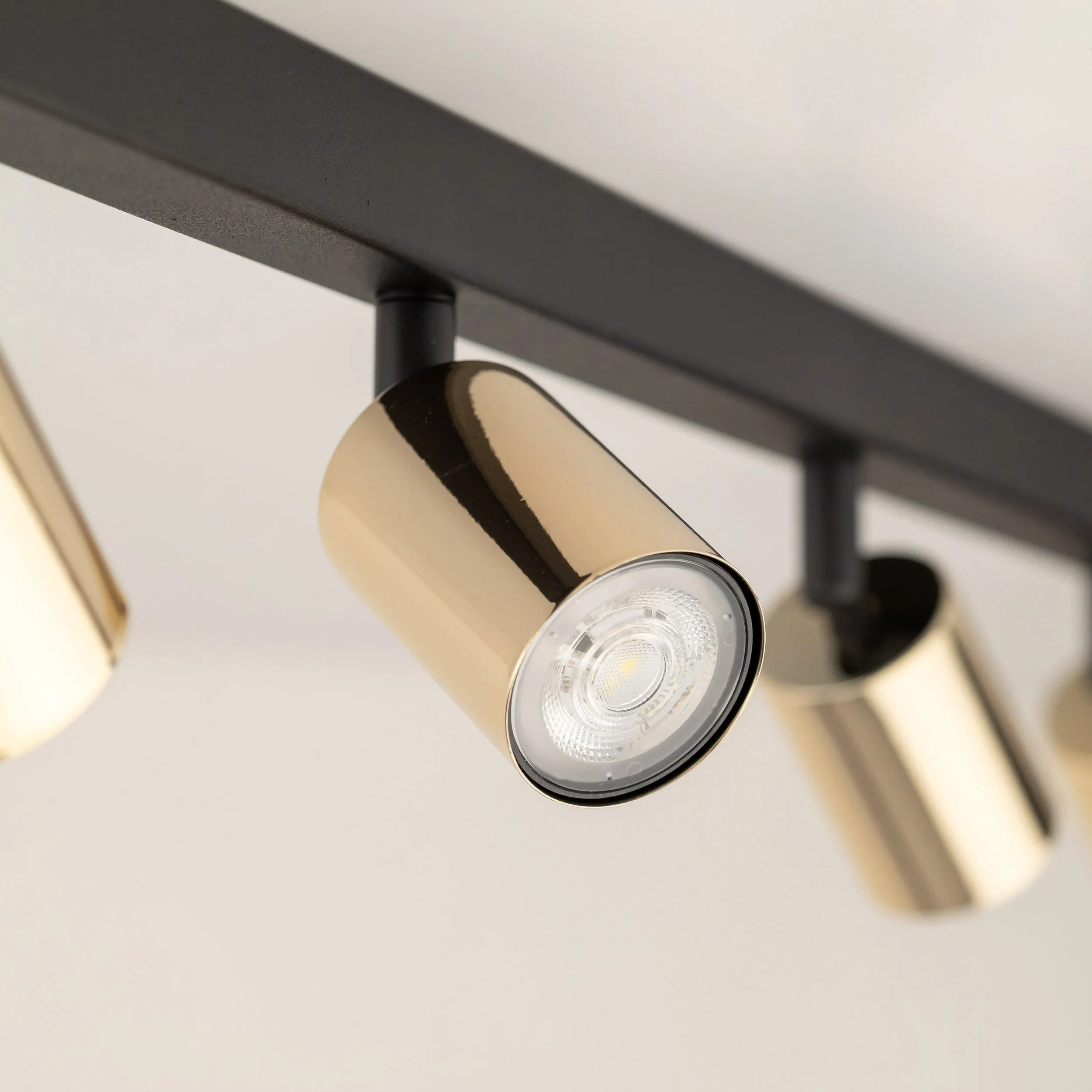 Lampa sufitowa TOP czarna ze złotymi regulowanymi reflektorami 170x19x15cm - TK_5997