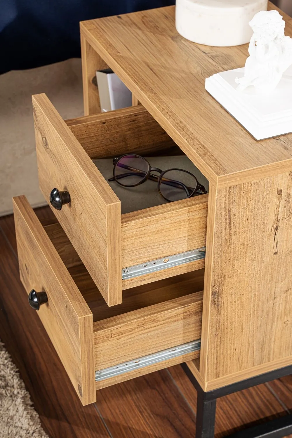 Szafka nocna z 2 szufladami i wnęką GLIMMER sosna atlantycka czarny stelaż - ASI_241NRD1413