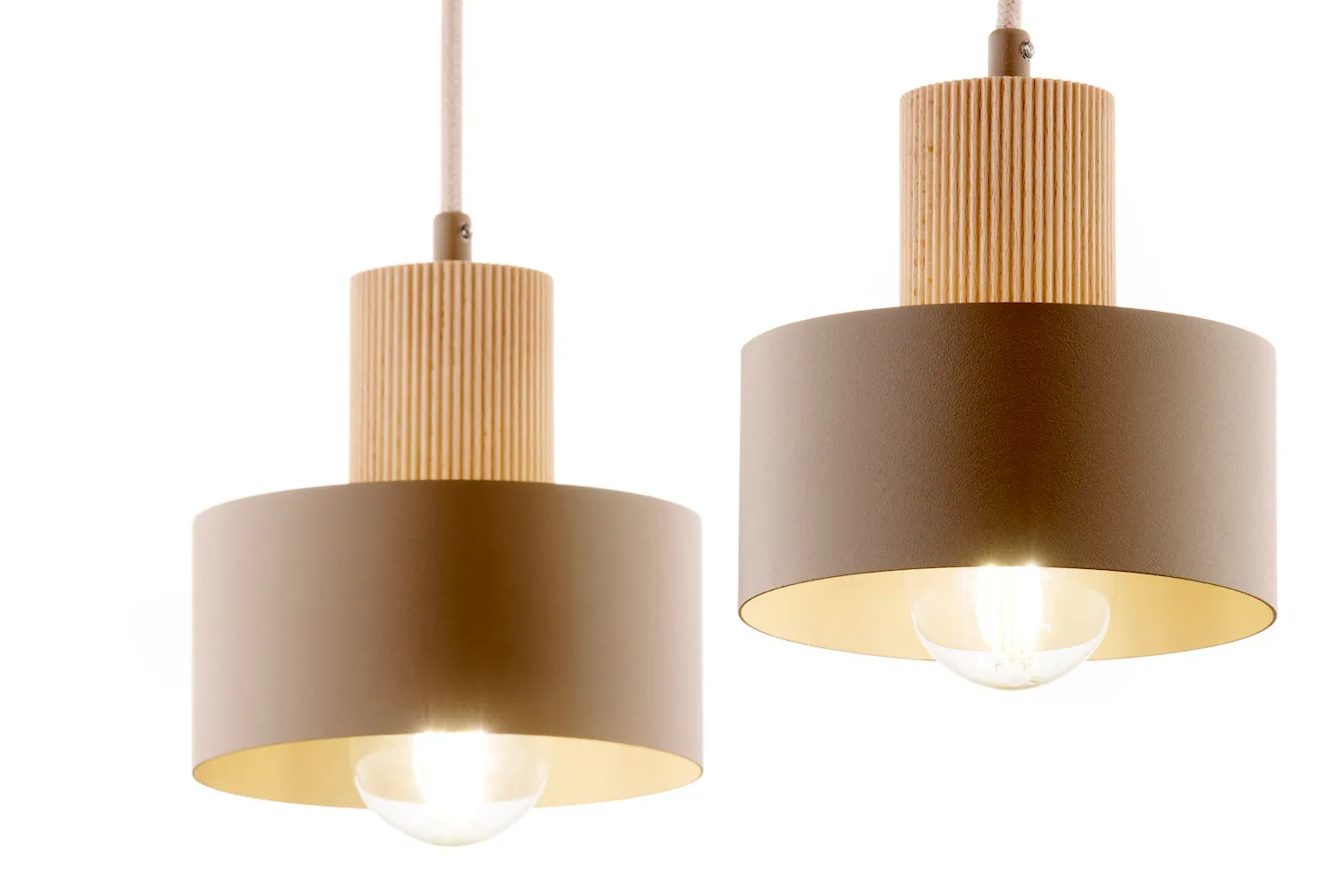 lampa wisząca, korpus metalowy, kolor brązowy, drewniana oprawa, żarówka w zestawie