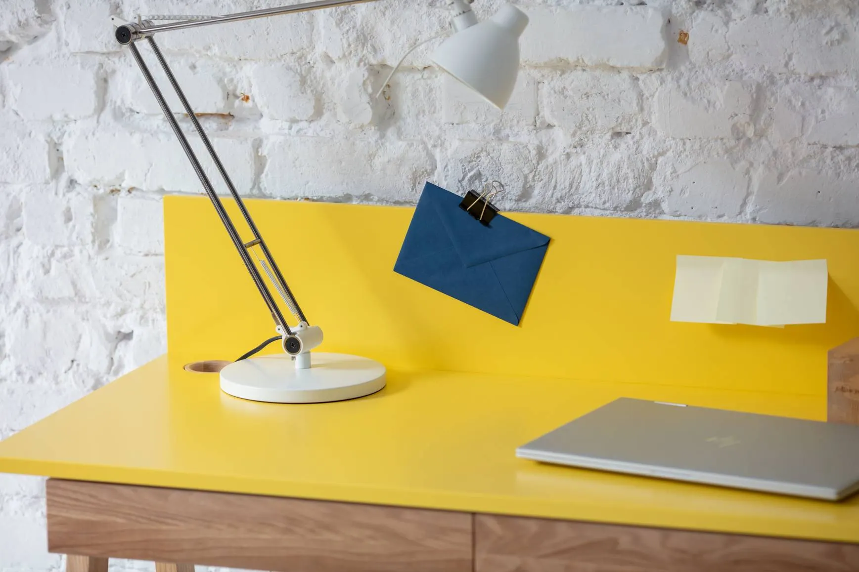 Biurko z szufladami i panelem LUKA 110x50 czerwone/jesionowe nogi - RGB_WDLUK312_DRAW