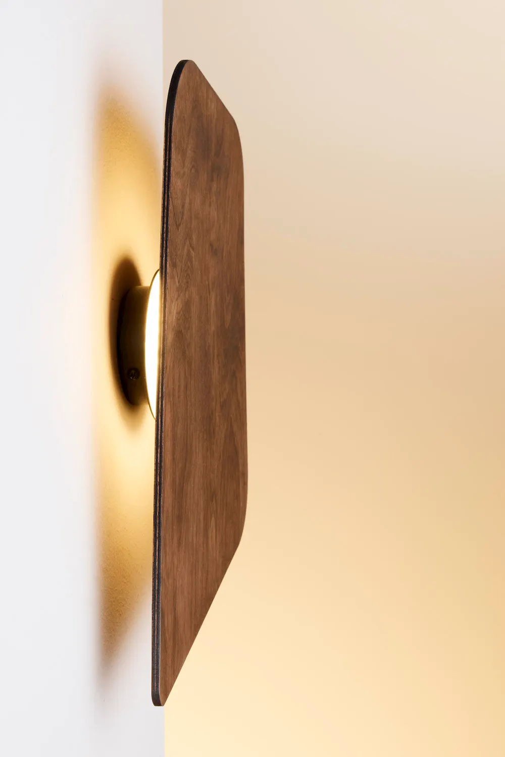 kinkiet, lampka ścienna, drewniana powierzchnia, okrągłe źródło światła, minimalistyczny design