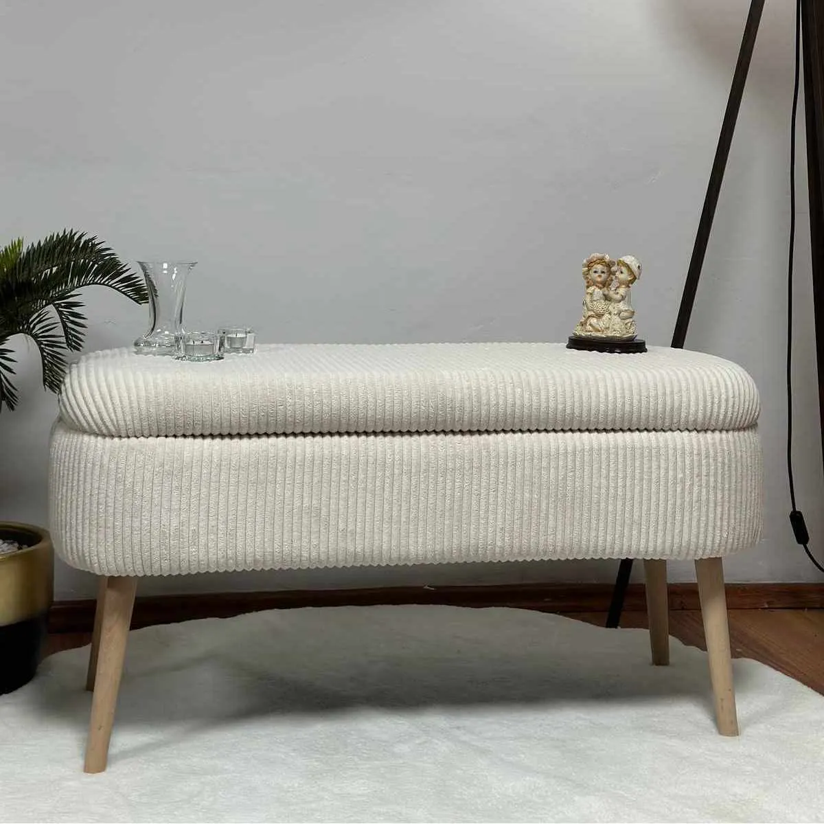 image futon, ottoman, beżowy, robiony na drutach, drewniane nogi