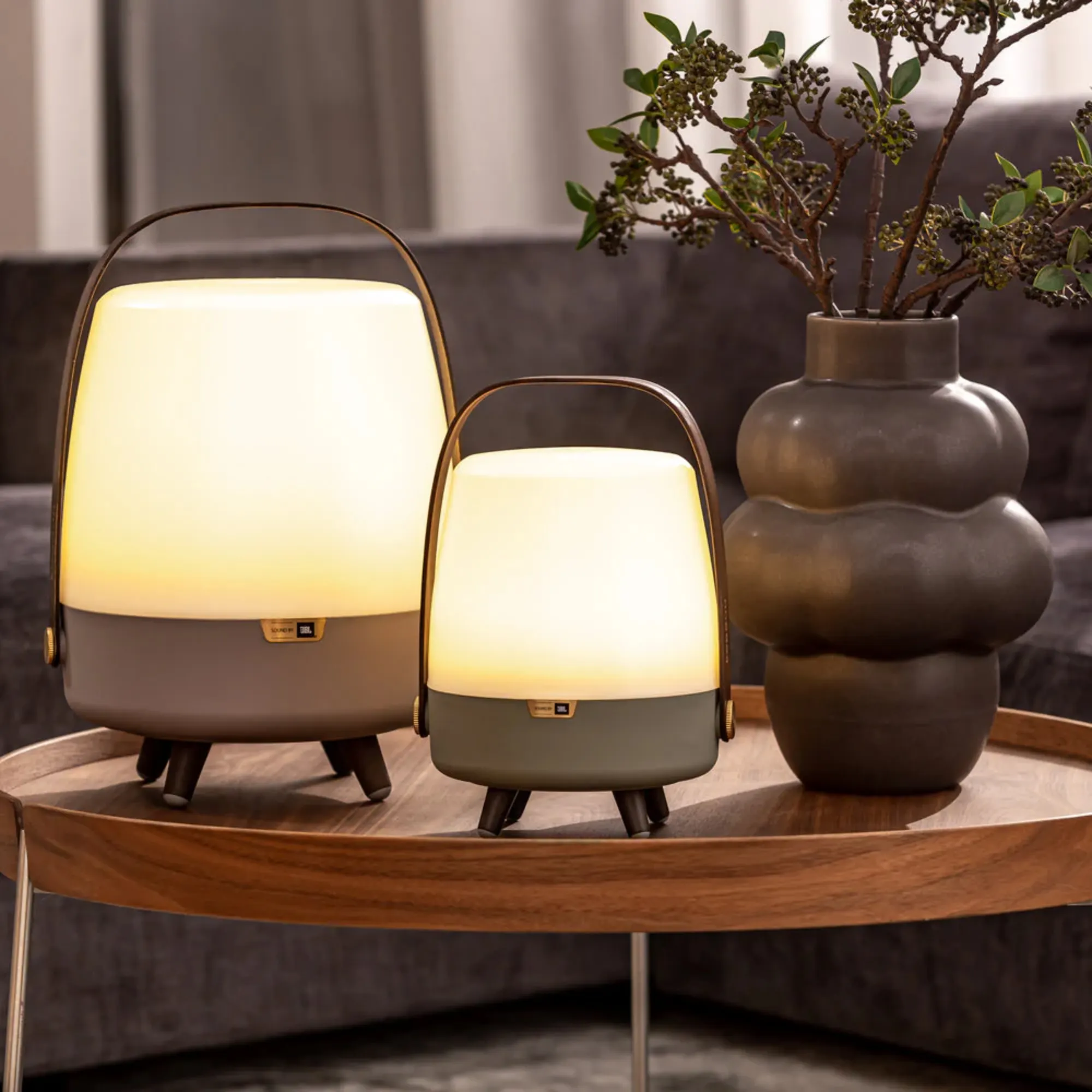 image lampa stołowa, lampy dekoracyjne, zielona szklana lampa, oświetlenie domowe, korpus ceramiczny