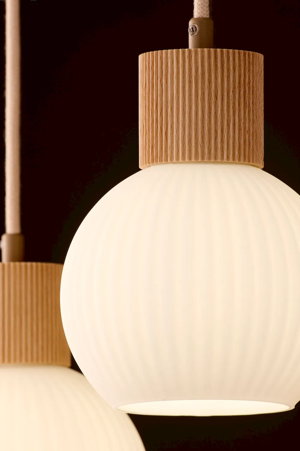 lampa wisząca, kule światła, wisząca lampa, szklane kuliste, drewniane wykończenie