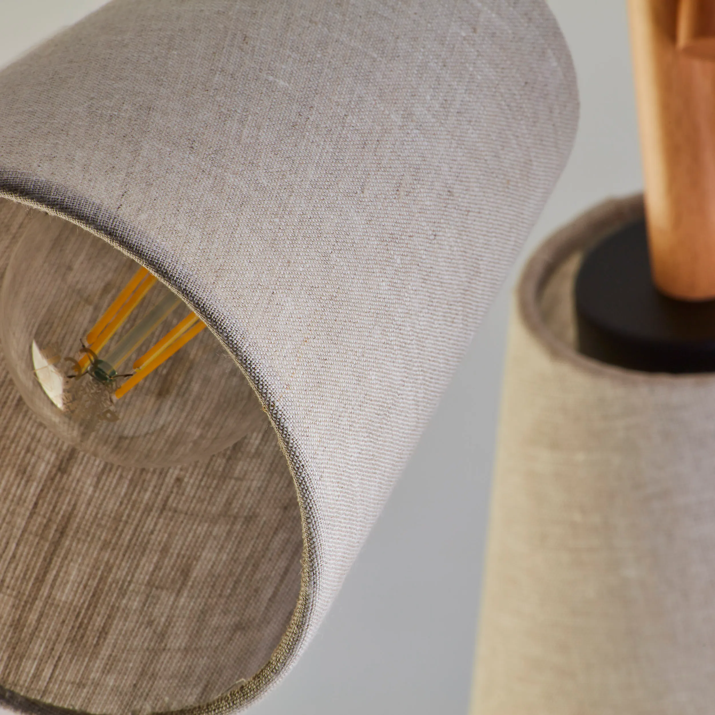 Lampa sufitowa VAIO NATURE brązowe klosze z tkaniny na drewnianych jasnych regulowanych ramionach na czarnej okrągłej podstawie 46x30cm - TK_574