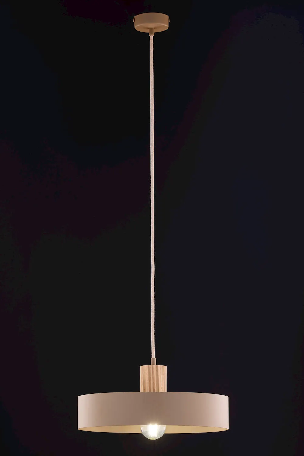 image lampa wisząca, pendant lamp, żarówka, metalowy abażur, kolor beżowy