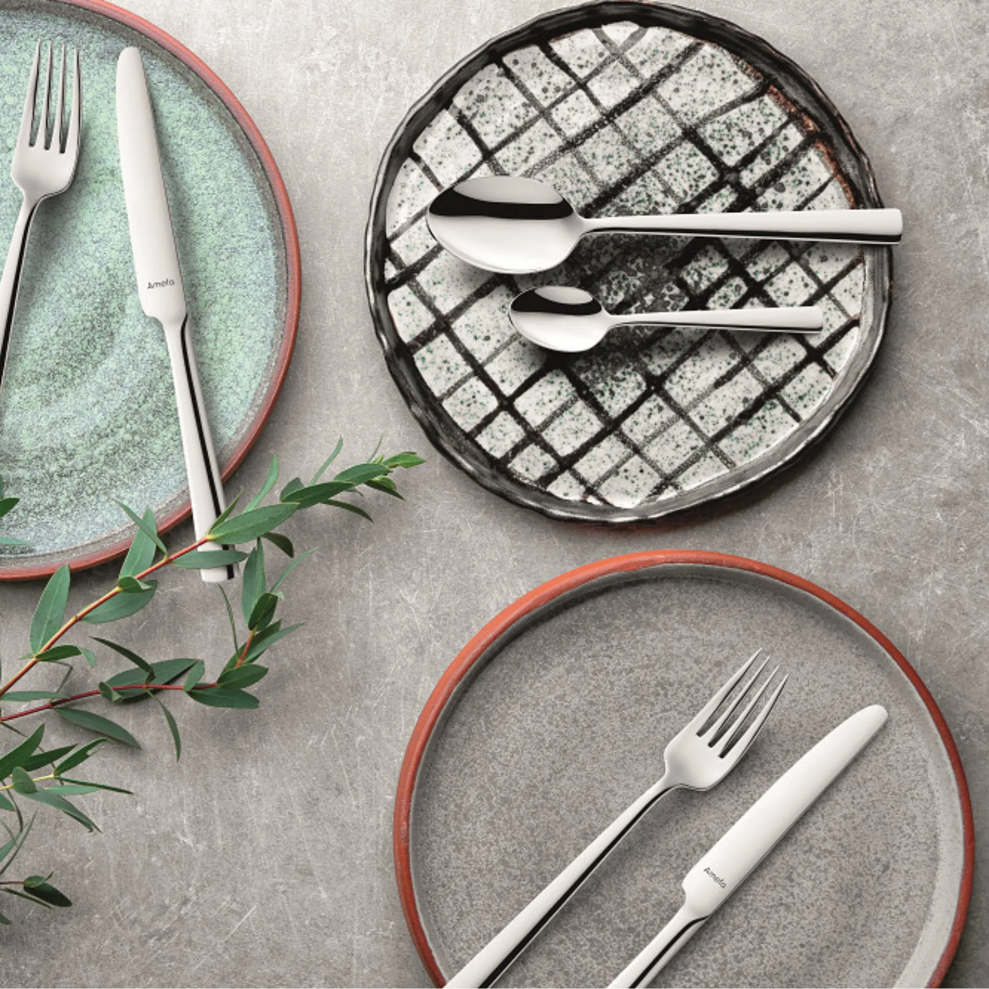 image naczynia, talerze, sztućce, ceramika, mieszane wzory