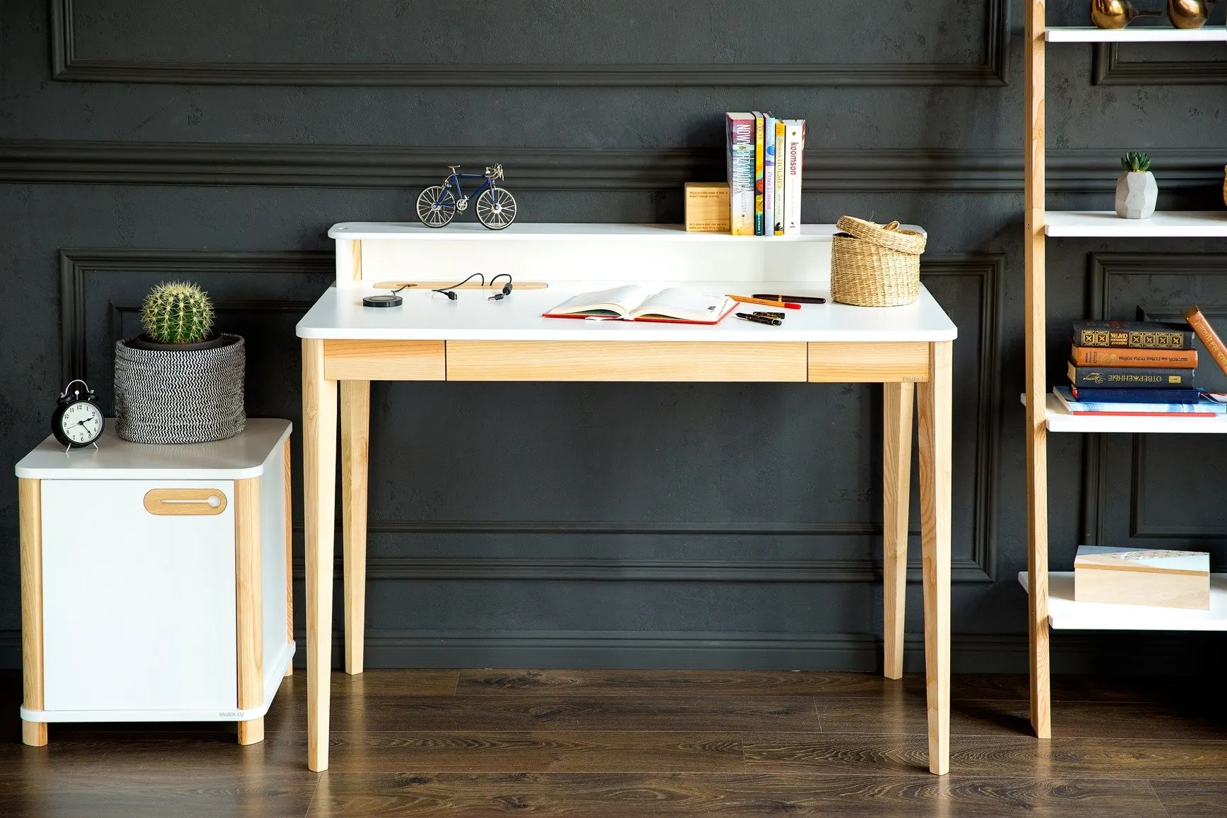 Biurko z nadstawką i szufladą ASHME 110x56 granatowy blat/jesionowe nogi - RAGABAWDA15