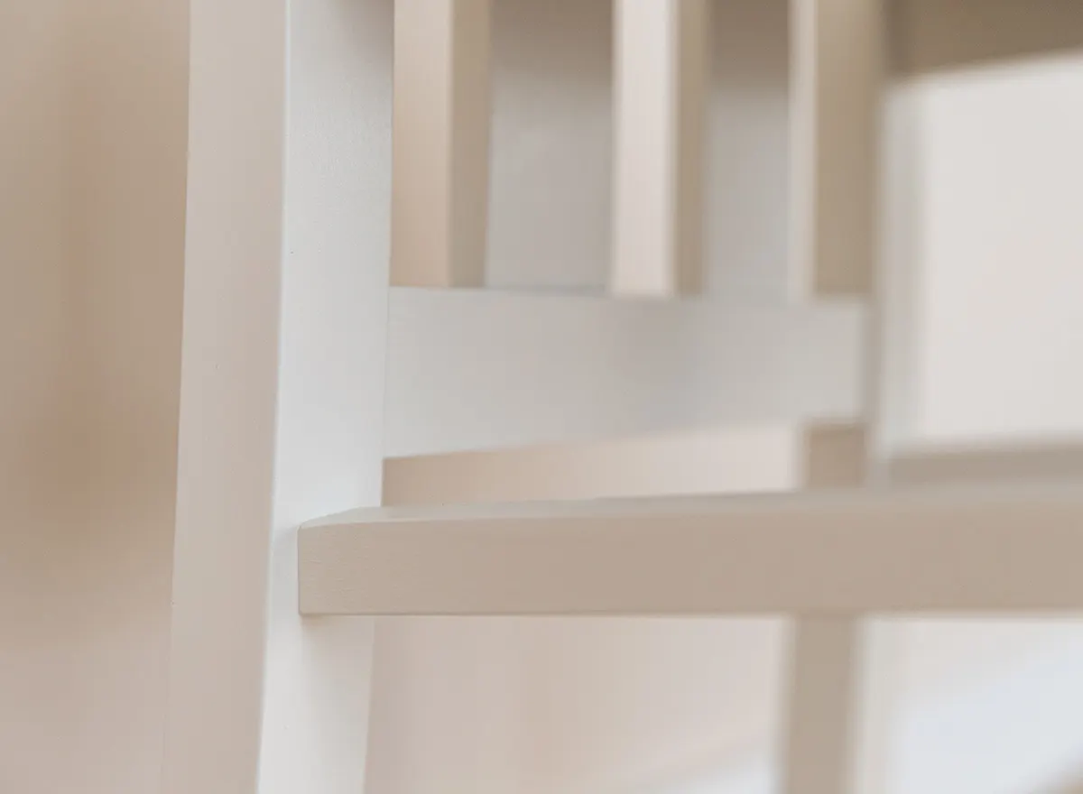 Krzesło BELLUNO ELEGANTE 10 z jasnoszarym siedziskiem materiałowym - białe (STORM 85) - DRMKT10/S85