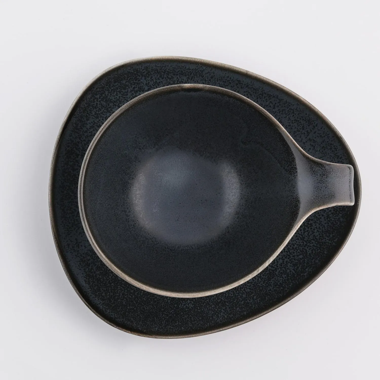 czarny talerz, talerz ceramiczny, połyskowy glaze, naczynie głęboka, tres czarna zastawa