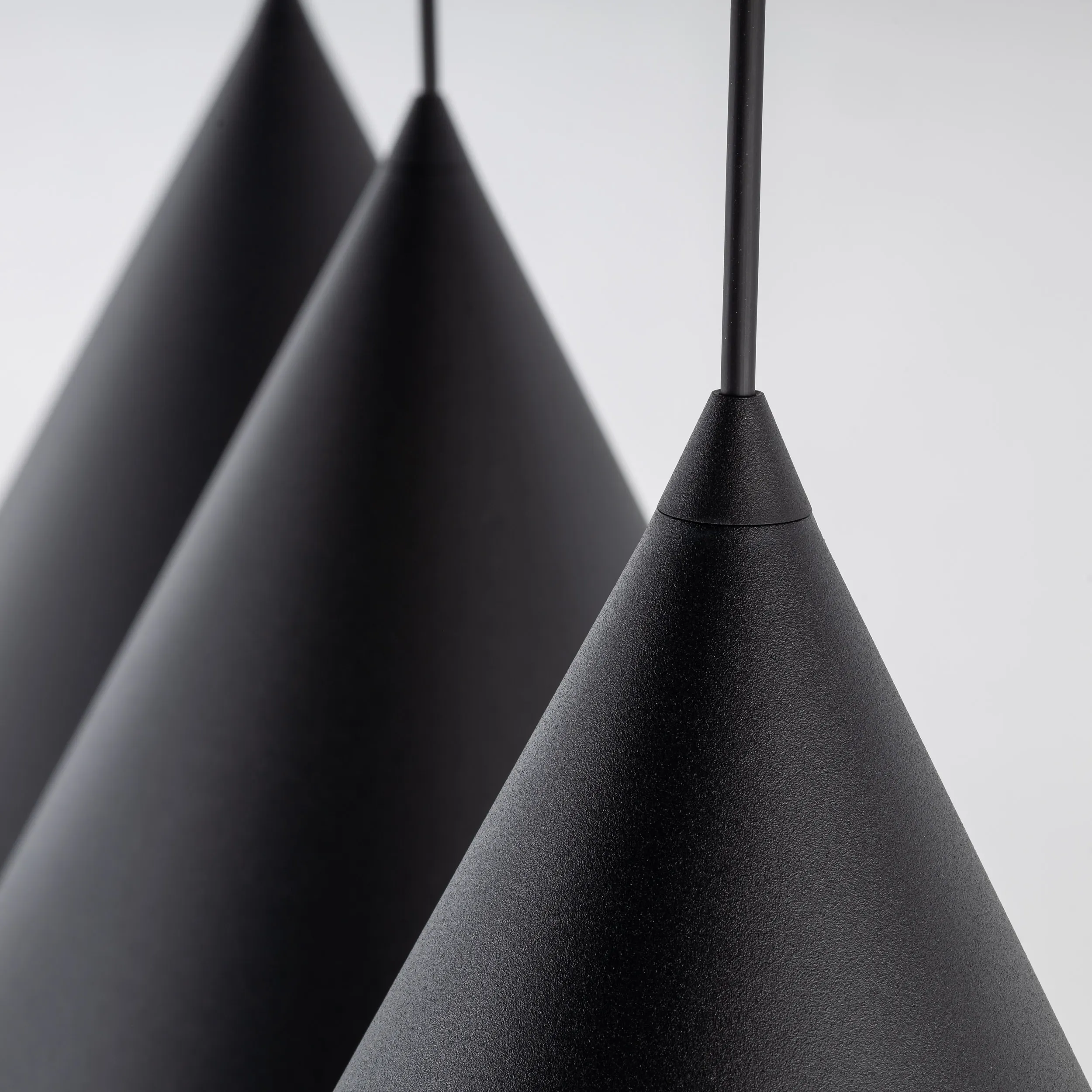 Lampa wisząca CONO czarna na metalowej listwie 160x120x32cm - TK_10060