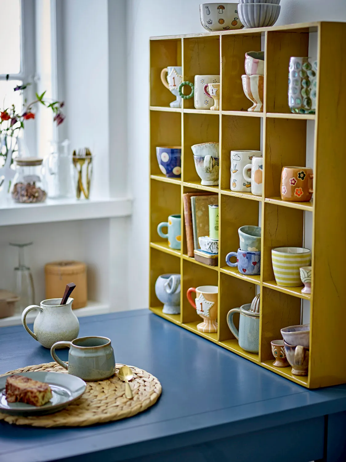 image kubki, kolekcja kubków, szafka z kubkami, naczynia ceramiczne, kawiarnia domowa