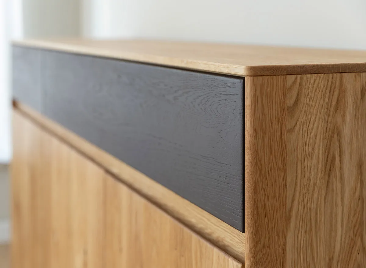 Komoda dębowa 3-drzwiowa z 2 szufladami SORA Dębowy Sen dąb olejowany grafit - ZIKOM3_F_2.3