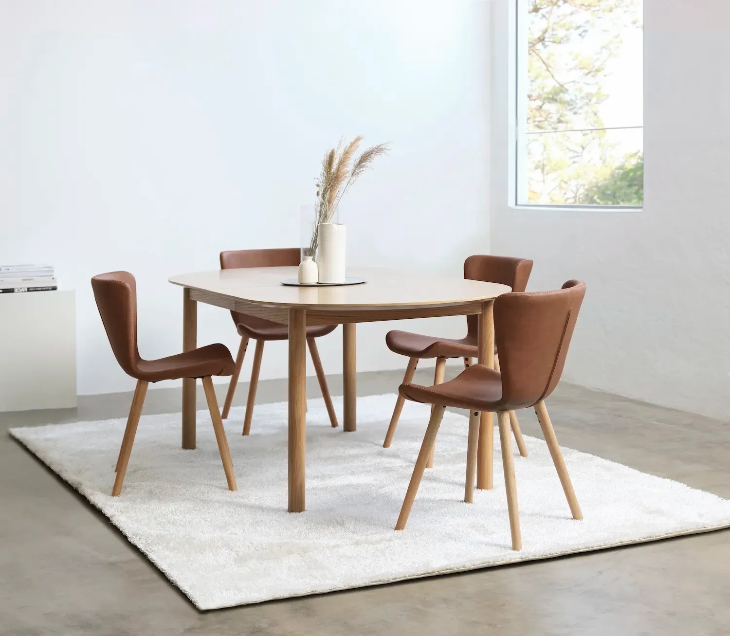 Krzesło drewniane TESLIN z ekoskóry brązowy/koniak - UN_49484100